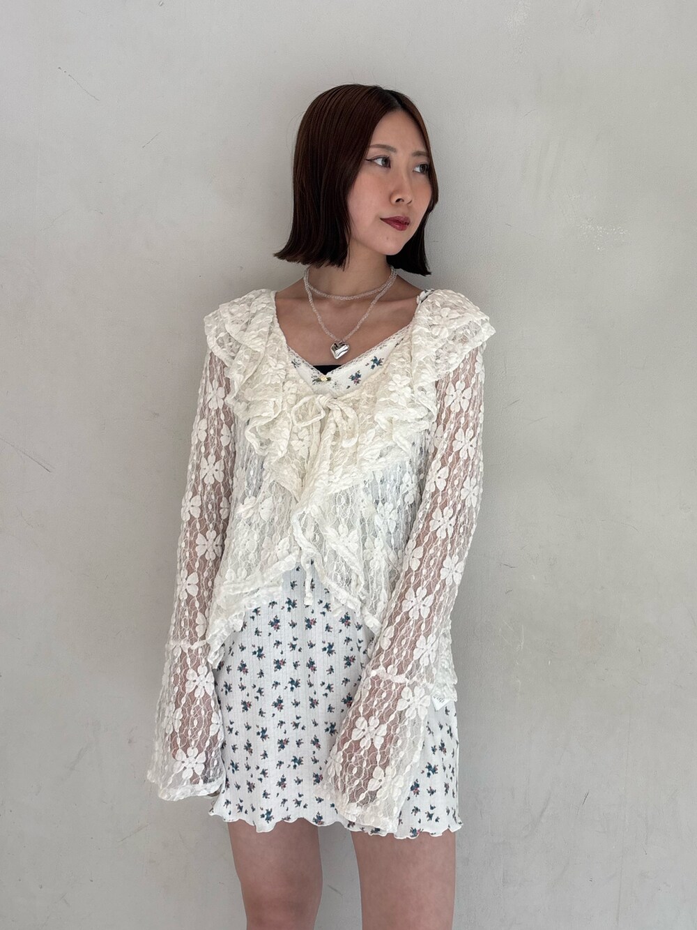 ホワイト系のワンピース、ホワイト系のシャツ/ブラウス、シルバー系のパンプスを着用したレディースの夏コーディネートの6枚目の写真