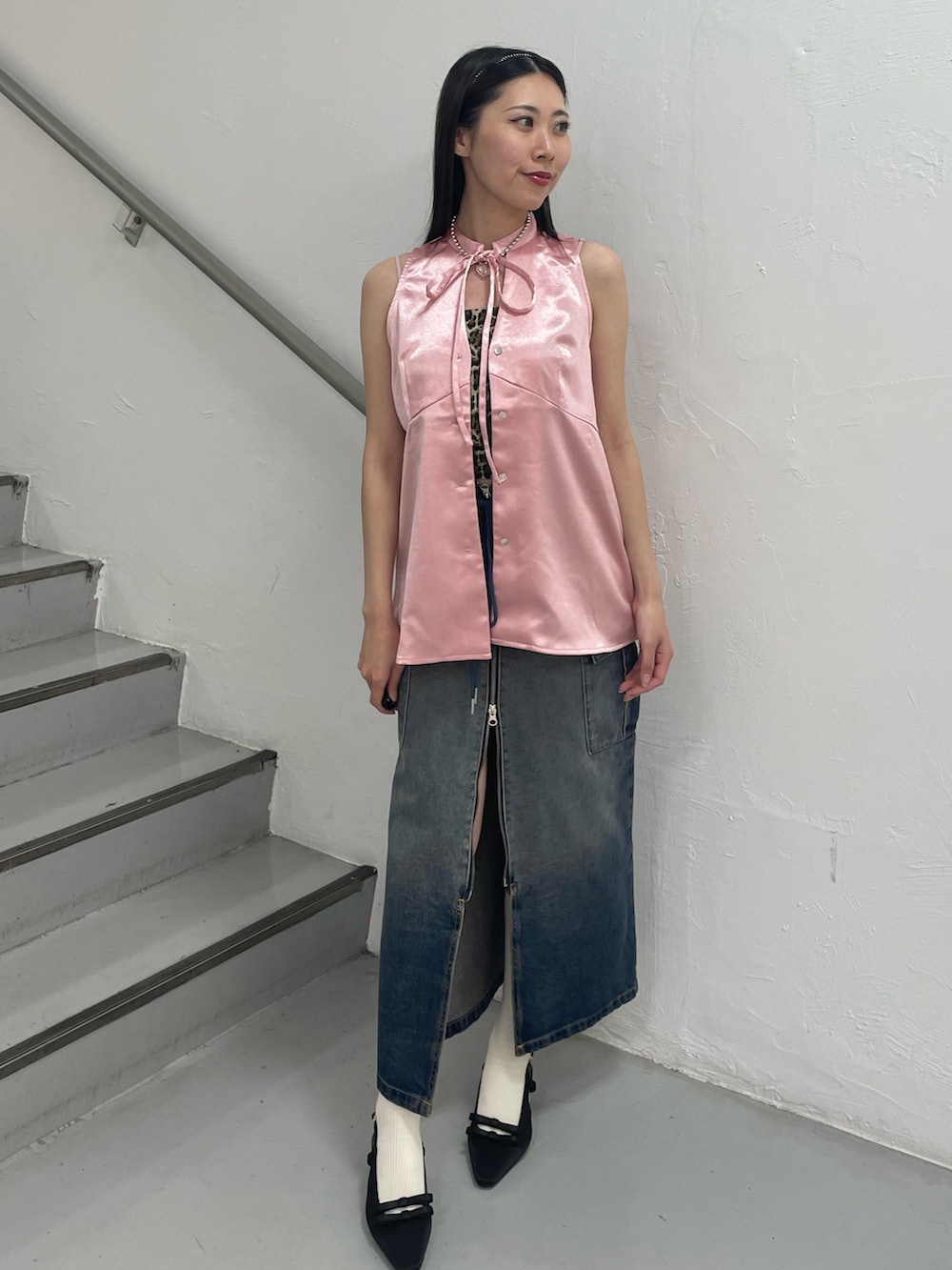 ブルー系のデニムスカート、ブラウン系のキャミソール、ピンク系のシャツ/ブラウスを着用したレディースの夏コーディネートの3枚目の写真