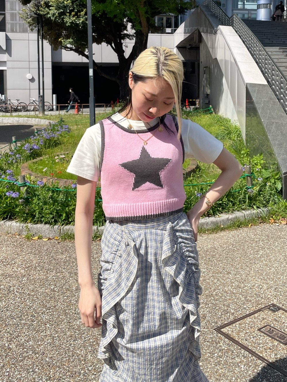 ピンク系のタンクトップ、シルバー系のサンダル、ホワイト系のTシャツ/カットソーを着用したレディースの春コーディネートの5枚目の写真