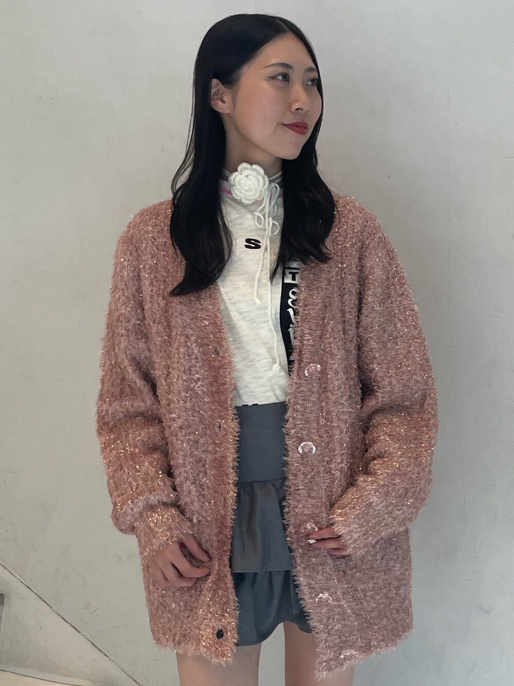 ピンク系のカーディガン/ボレロ、グレー系のスカート、ホワイト系のTシャツ/カットソーを着用したレディースの秋コーディネートの6枚目の写真