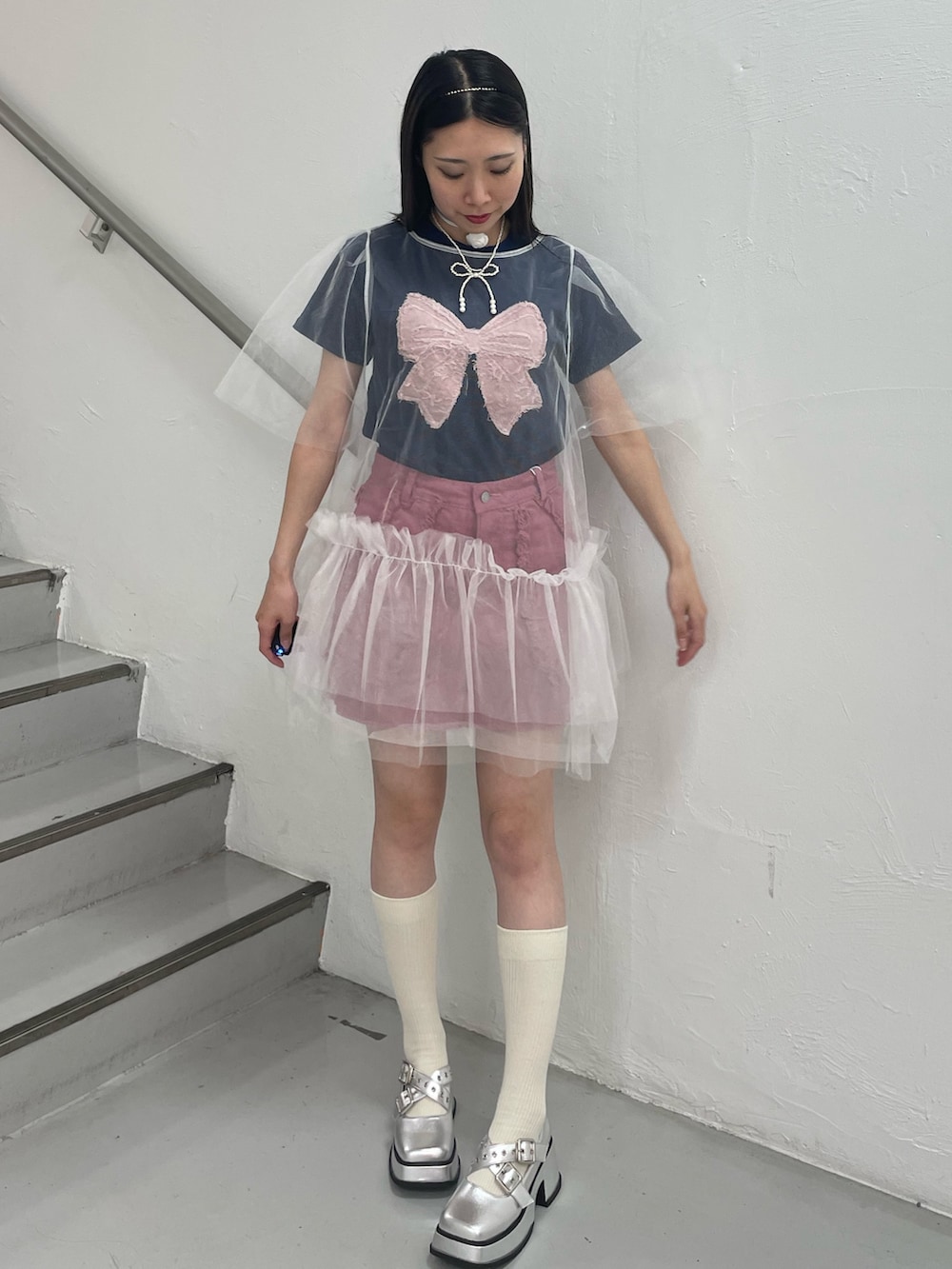 ホワイト系のワンピース、ピンク系のスカート、ブルー系のTシャツ/カットソーを着用したレディースの夏コーディネートの2枚目の写真