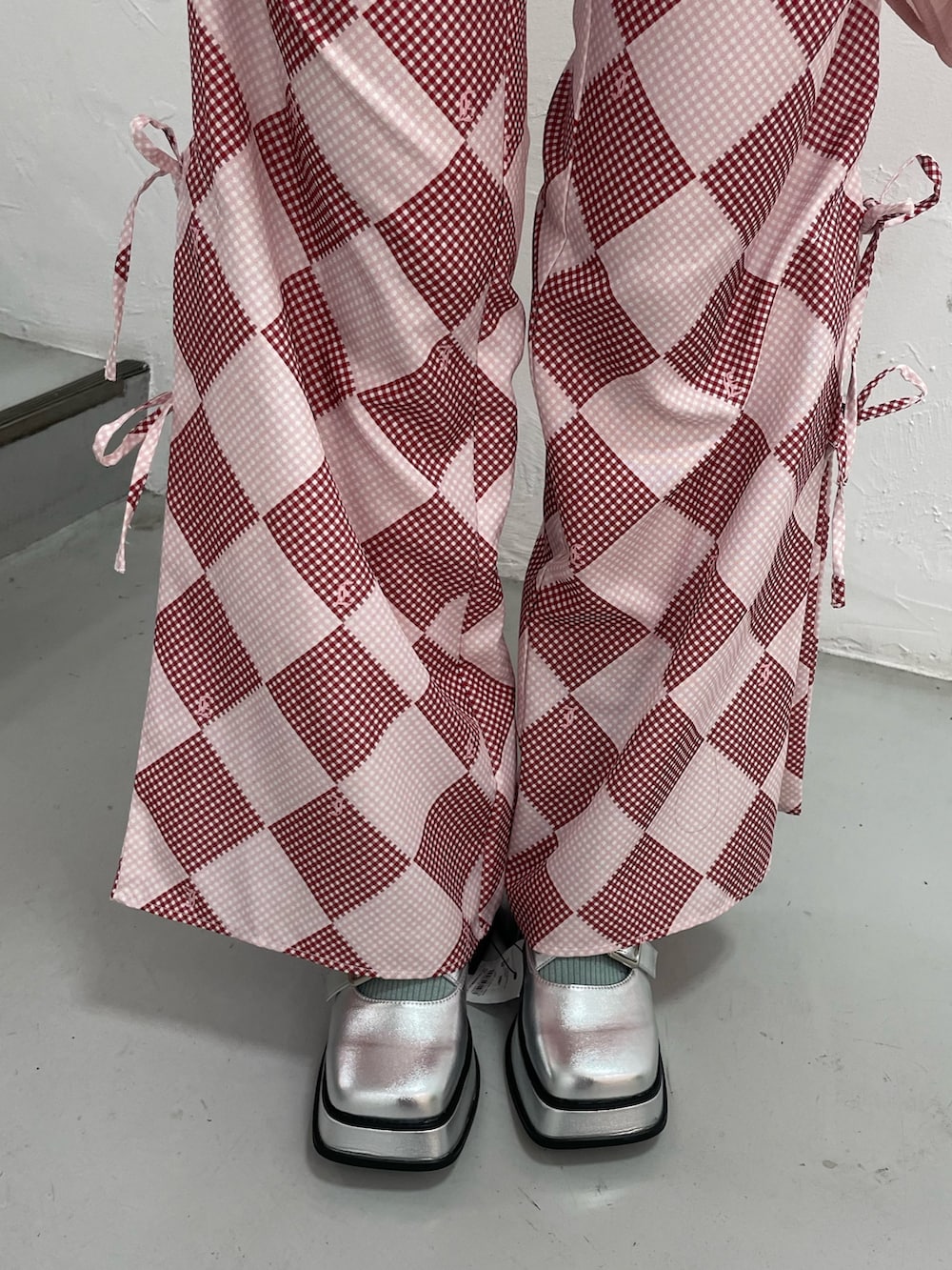 ピンク系のシャツ/ブラウス、ピンク系のその他パンツ、ホワイト系のTシャツ/カットソーを着用したレディースの春コーディネートの8枚目の写真