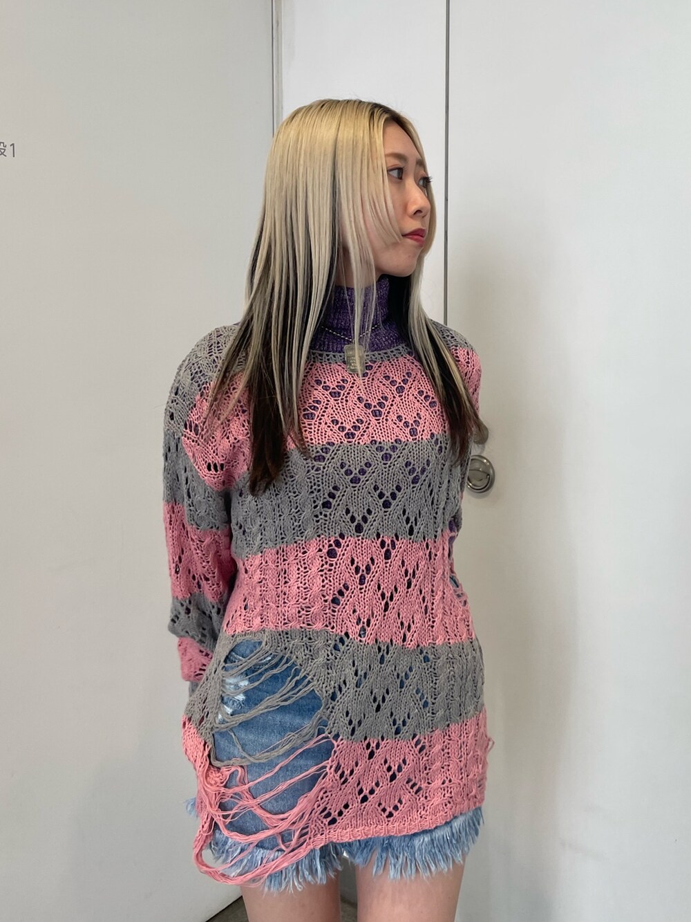 ピンク系のニット/セーター、パープル系のニット/セーター、ブルー系のデニムパンツを着用したレディースの冬コーディネートの6枚目の写真