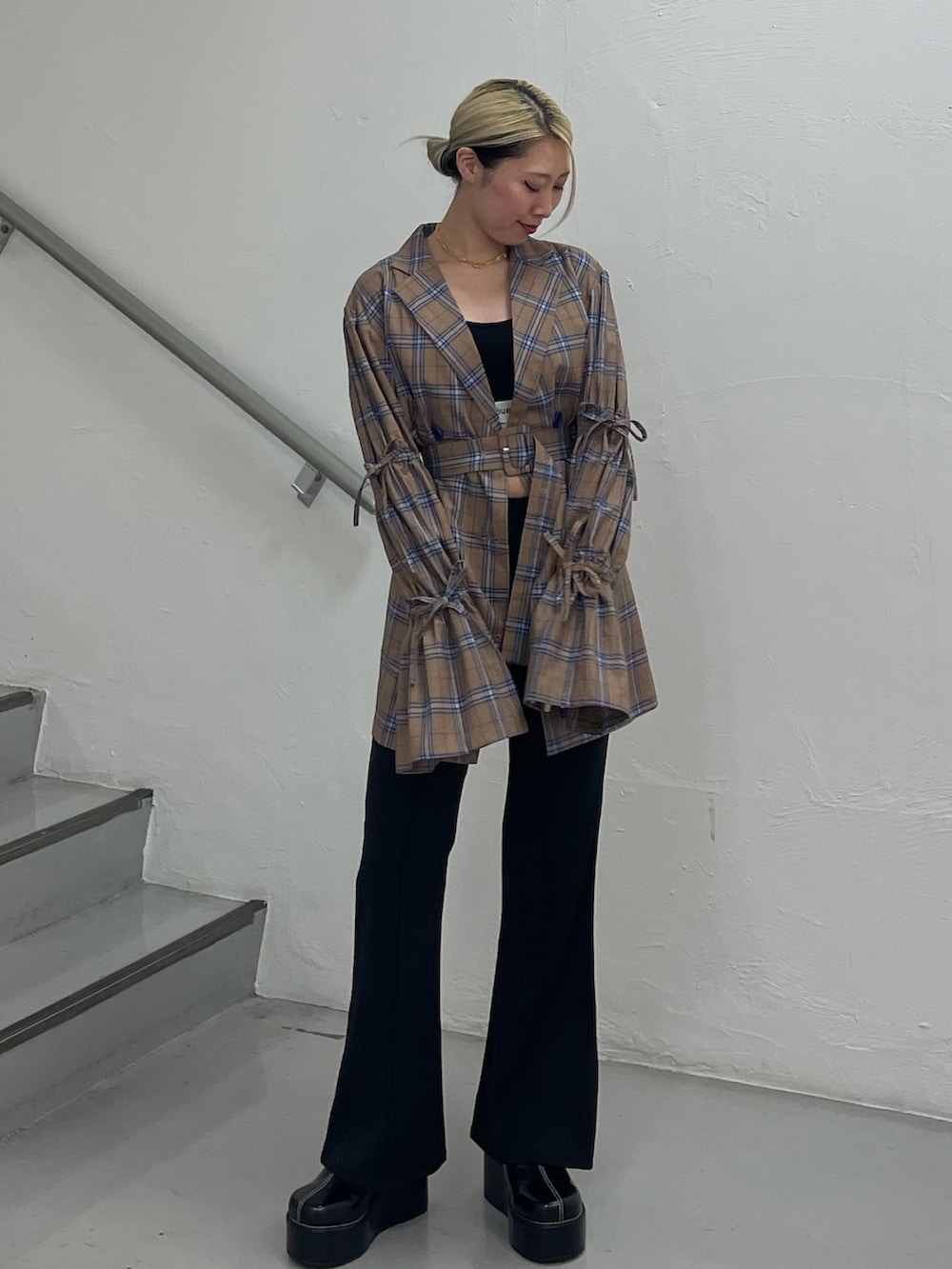 ベージュ系のワンピース、ブラック系のその他パンツ、ブラック系のサンダルを着用したレディースの夏コーディネートの3枚目の写真