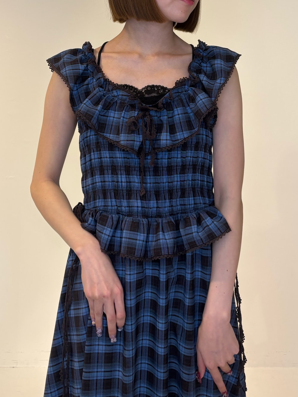 ブラウン系のワンピース、ブラック系のローファーを着用したレディースの冬コーディネートの7枚目の写真