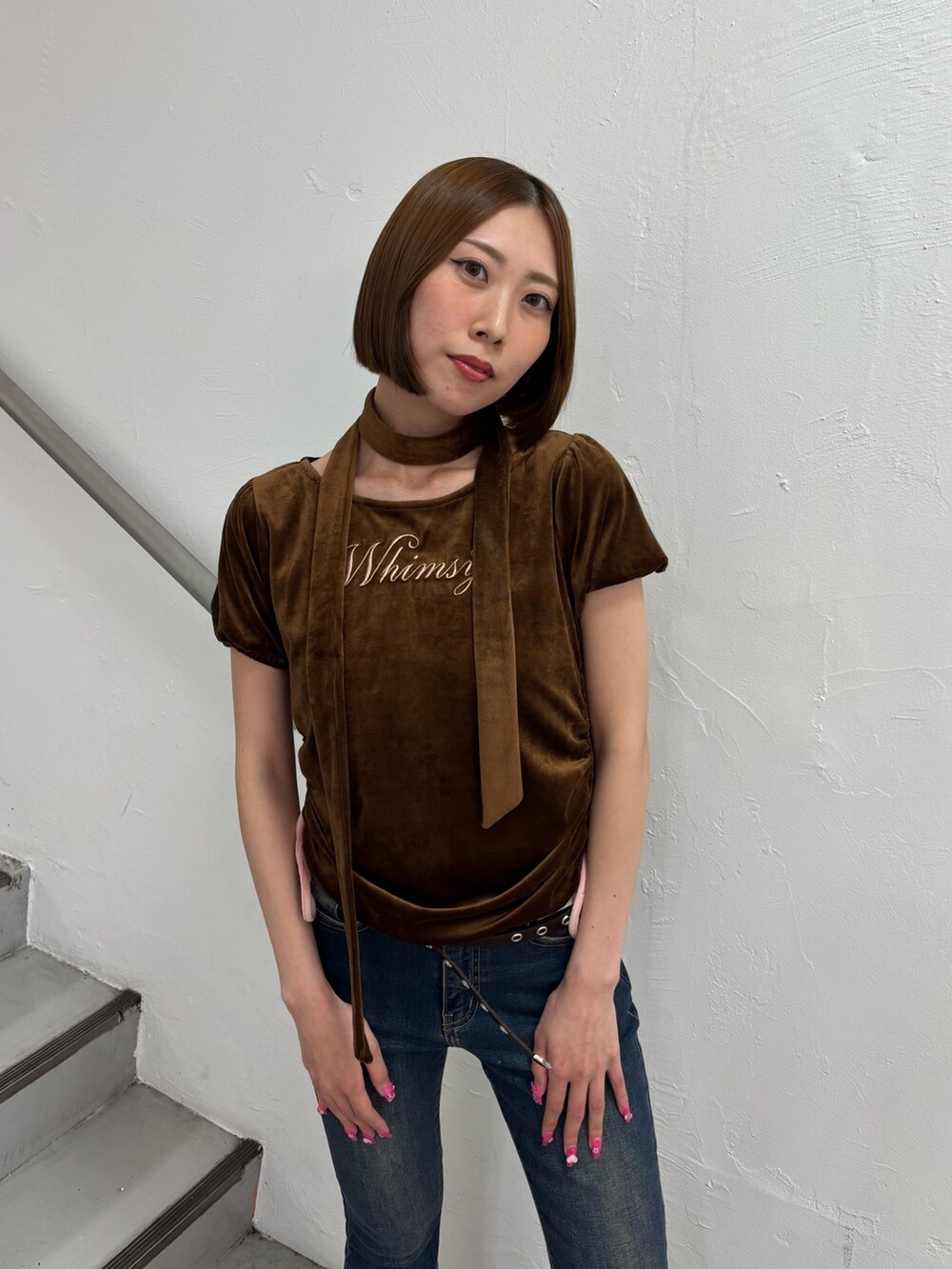 ブルー系のデニムパンツ、ブラウン系のTシャツ/カットソー、ピンク系のパンプスを着用したレディースの夏コーディネートの5枚目の写真