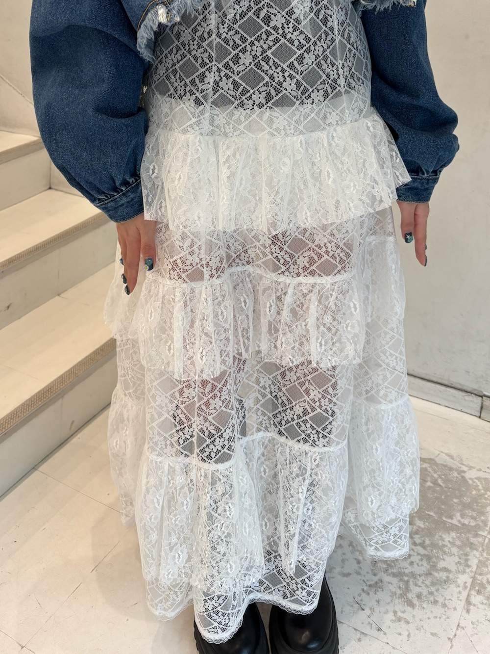 ホワイト系のワンピース、ブルー系のデニムジャケット、ブラック系のTシャツ/カットソーを着用したレディースの春コーディネートの9枚目の写真