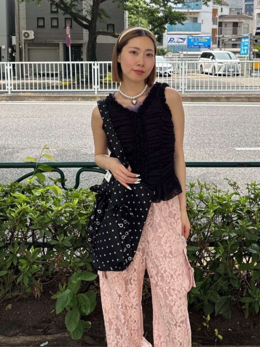 ブラック系のサンダル、ブラック系のTシャツ/カットソー、ピンク系のその他パンツを着用したレディースの夏コーディネートの5枚目の写真
