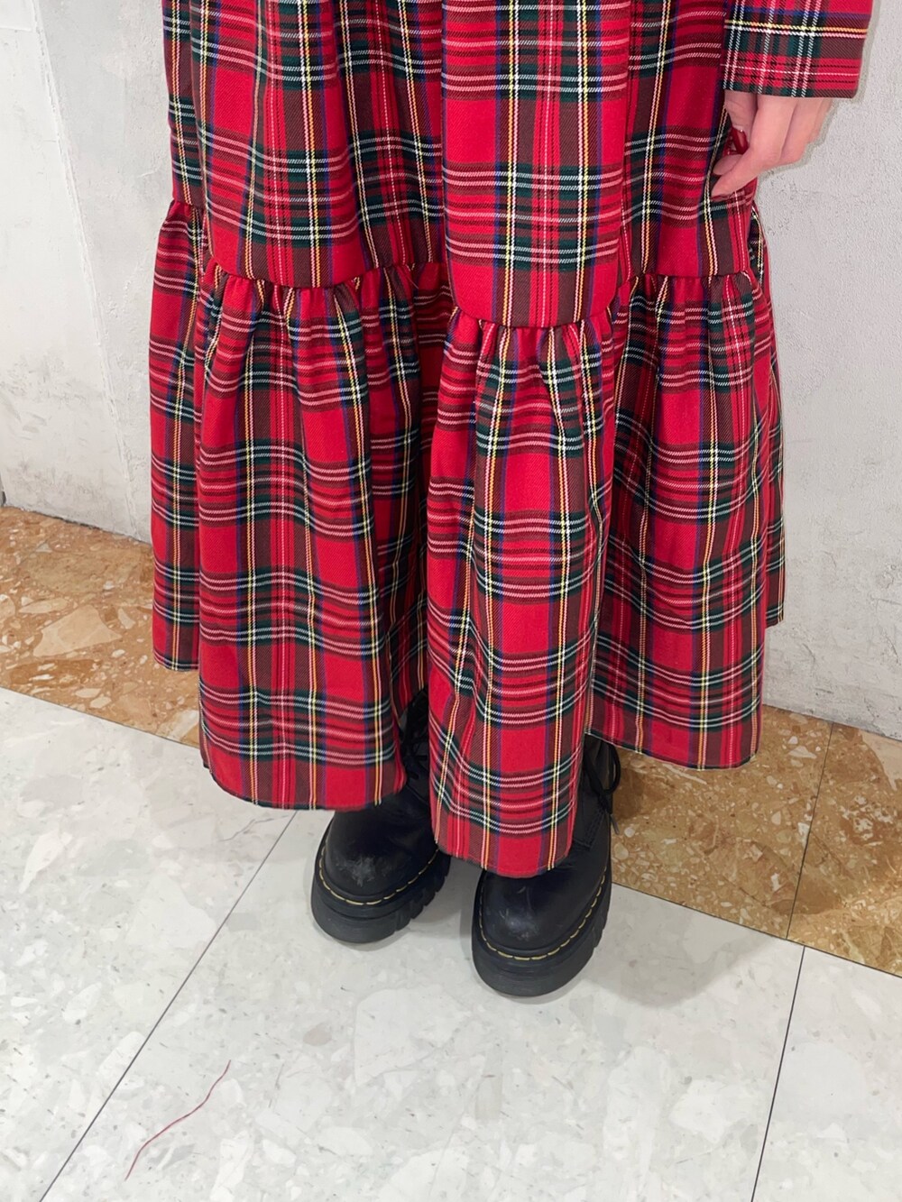 レッド系のワンピース、ゴールド系のネックレスを着用したレディースの冬コーディネートの7枚目の写真