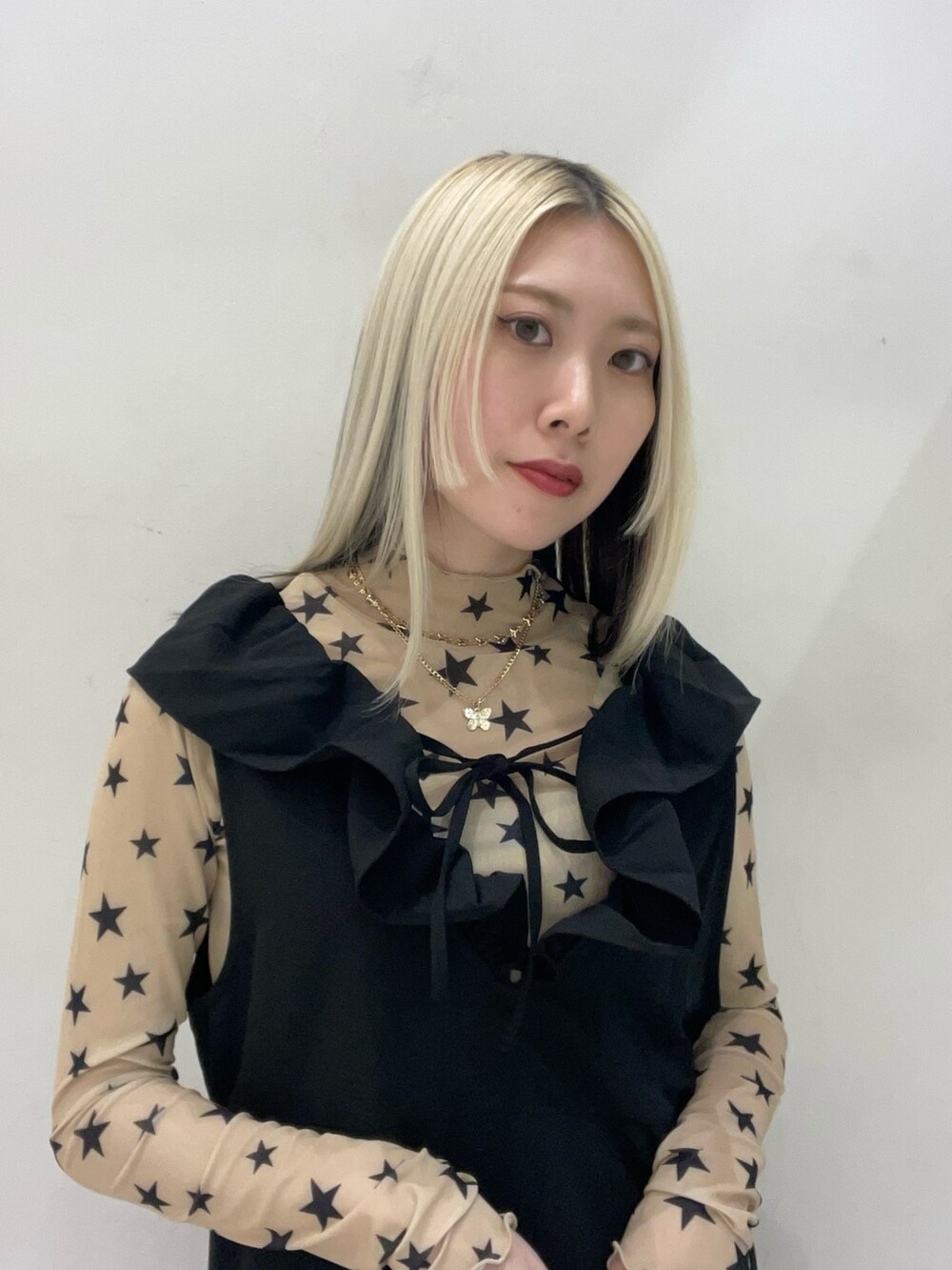 ブラック系のワンピース、ベージュ系のTシャツ/カットソー、ゴールド系のネックレスを着用したレディースの夏コーディネートの6枚目の写真