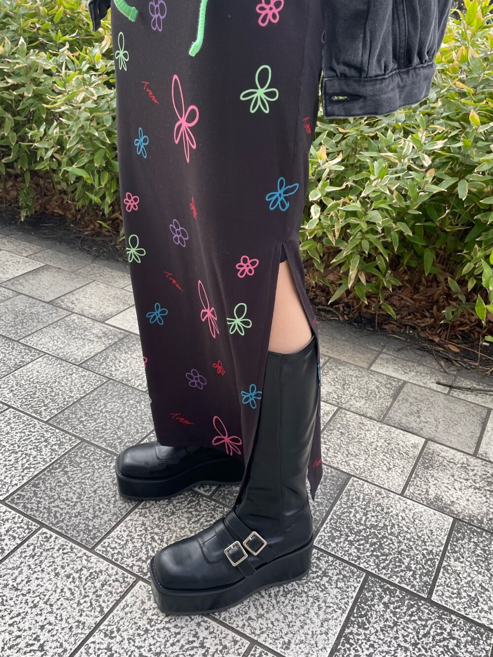 ブラック系のスカート、グリーン系のTシャツ/カットソー、ブラック系のデニムジャケットを着用したレディースの春コーディネートの8枚目の写真