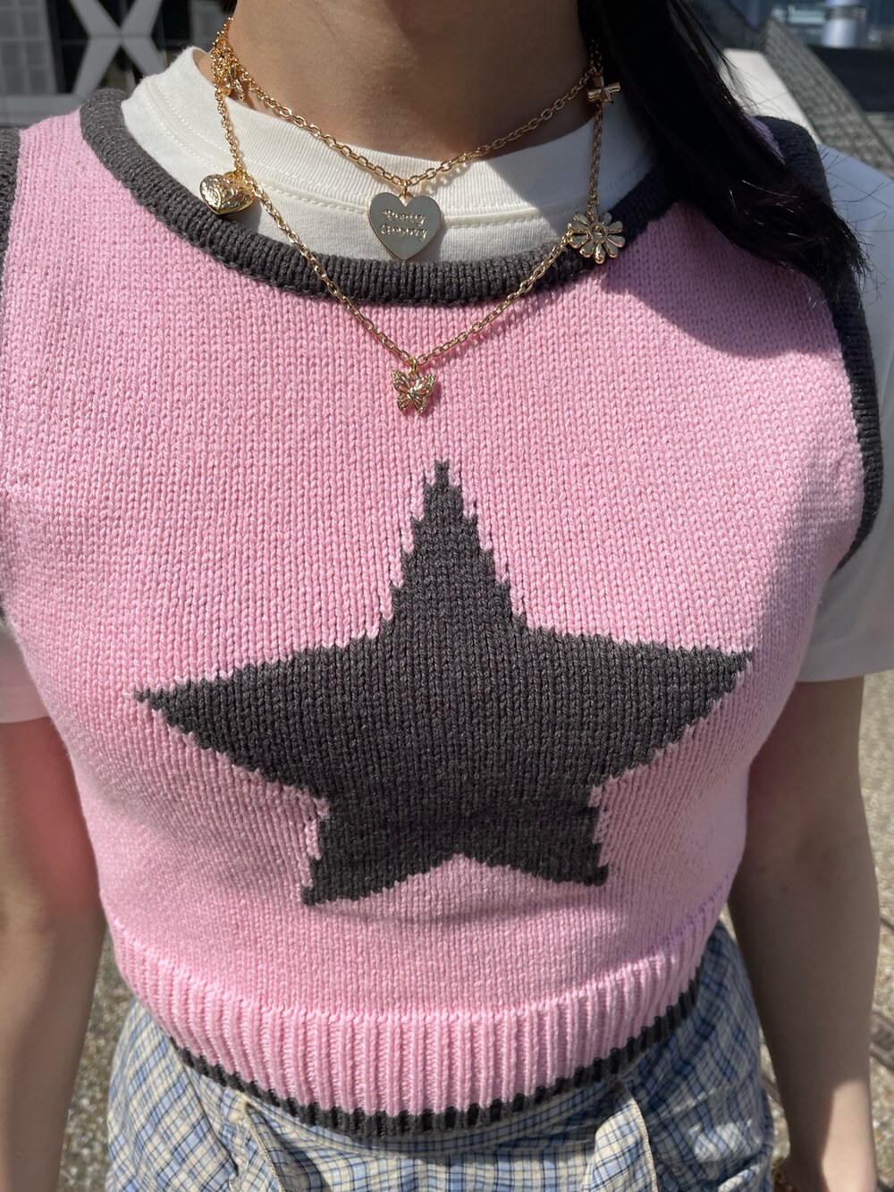 ピンク系のタンクトップ、シルバー系のサンダル、ホワイト系のTシャツ/カットソーを着用したレディースの春コーディネートの7枚目の写真