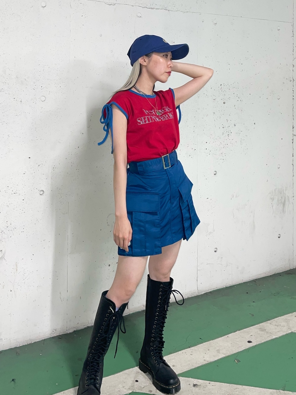 ブルー系のその他パンツ、レッド系のTシャツ/カットソー、ブラック系のブーツを着用したレディースの夏コーディネートの2枚目の写真