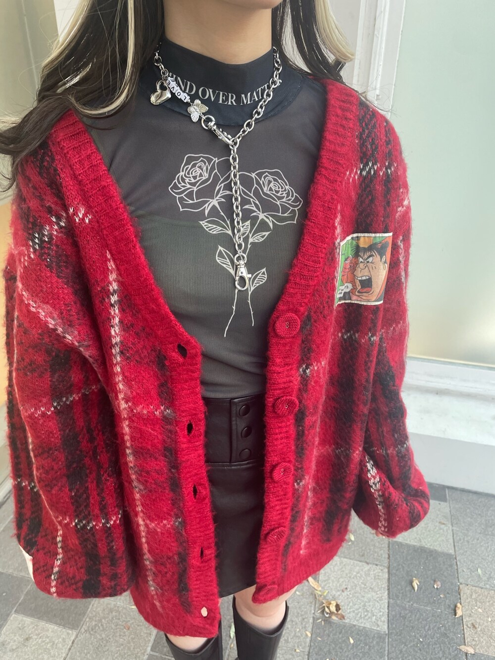 ブラック系のその他パンツ、ブラック系のTシャツ/カットソー、レッド系のカーディガン/ボレロを着用したレディースの秋コーディネートの10枚目の写真