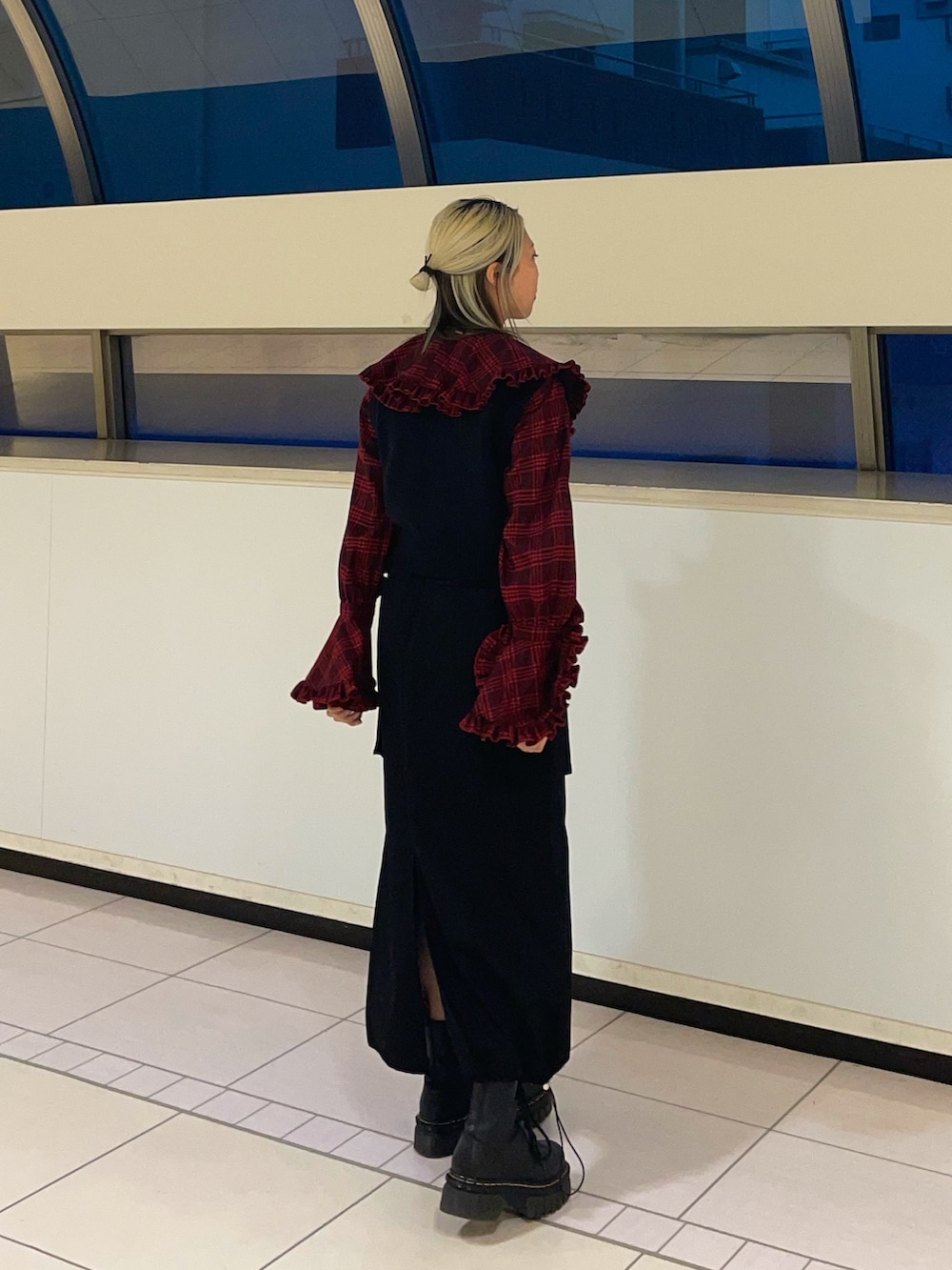 ブラック系のスカート、ブラック系のベスト、レッド系のシャツ/ブラウスを着用したレディースの春コーディネートの4枚目の写真