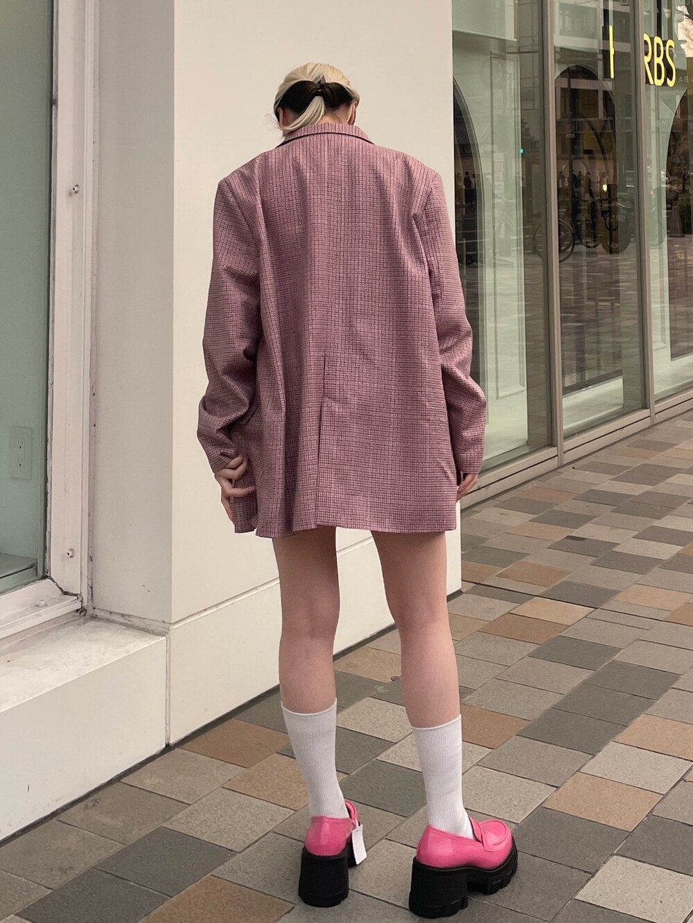 レッド系のその他パンツ、ピンク系のテーラードジャケット、ピンク系のローファーを着用したレディースの春コーディネートの4枚目の写真