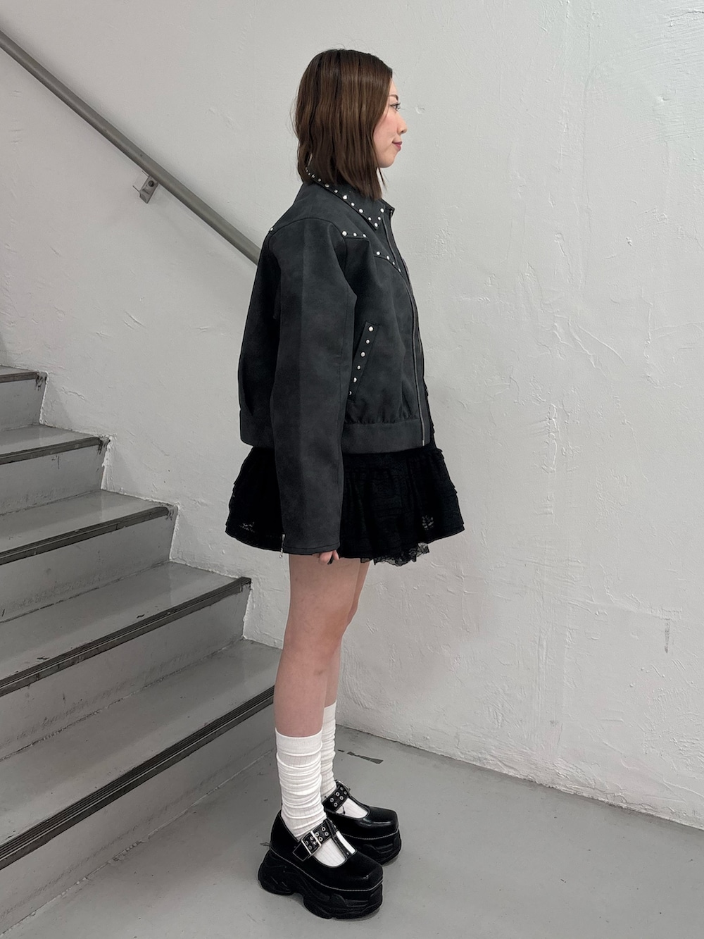 ブラック系のワンピース、ブルー系のシャツ/ブラウス、ブラック系のブルゾンを着用したレディースの冬コーディネートの4枚目の写真