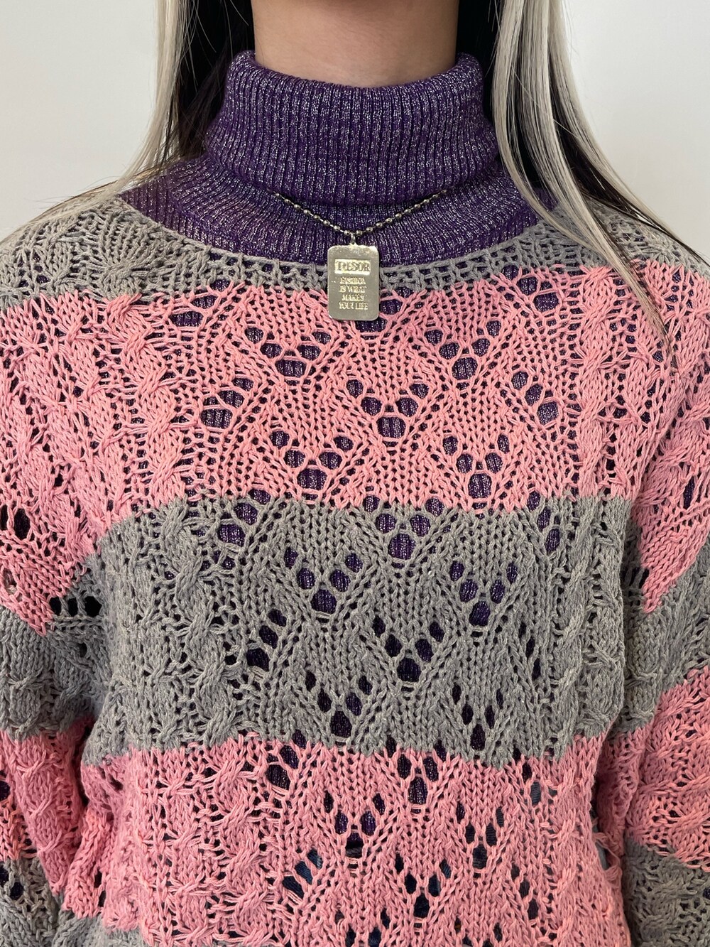 ピンク系のニット/セーター、パープル系のニット/セーター、ブルー系のデニムパンツを着用したレディースの冬コーディネートの8枚目の写真