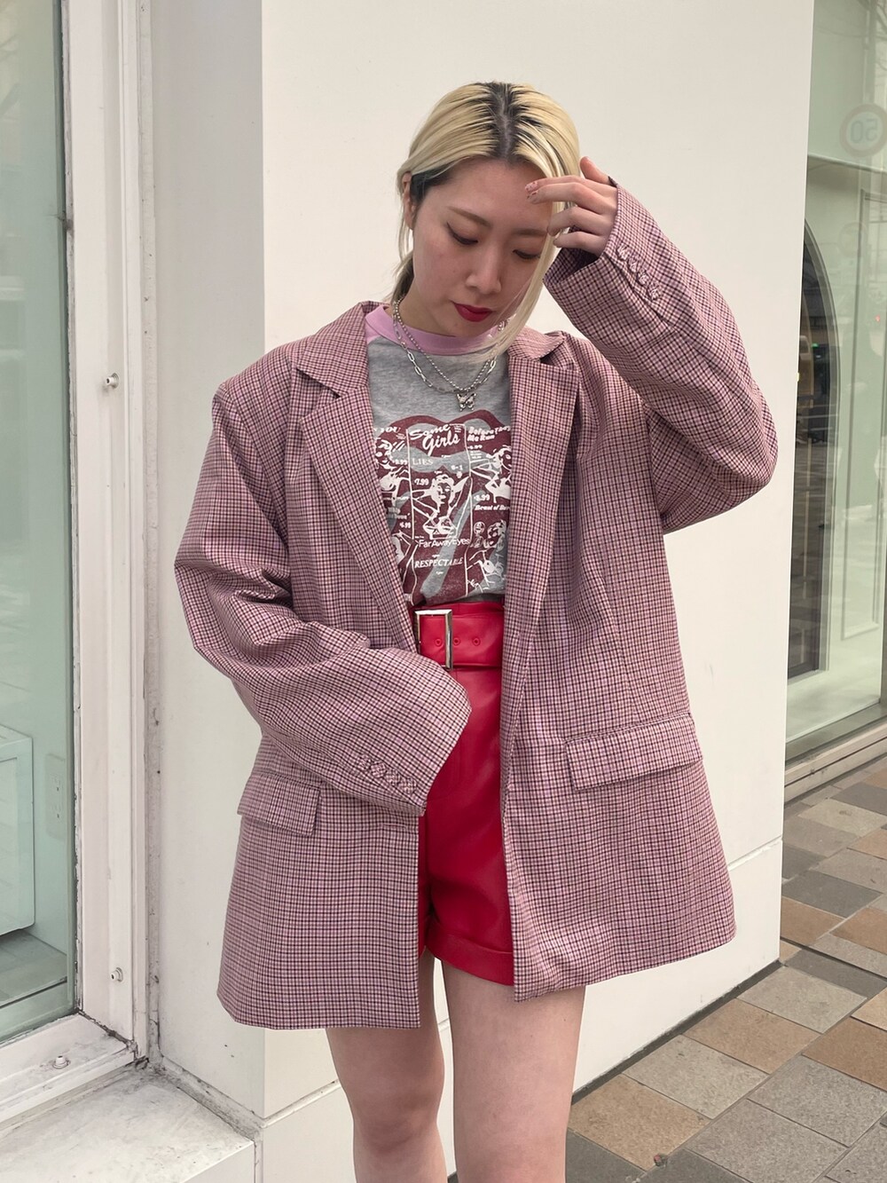 レッド系のその他パンツ、ピンク系のテーラードジャケット、ピンク系のローファーを着用したレディースの春コーディネートの7枚目の写真