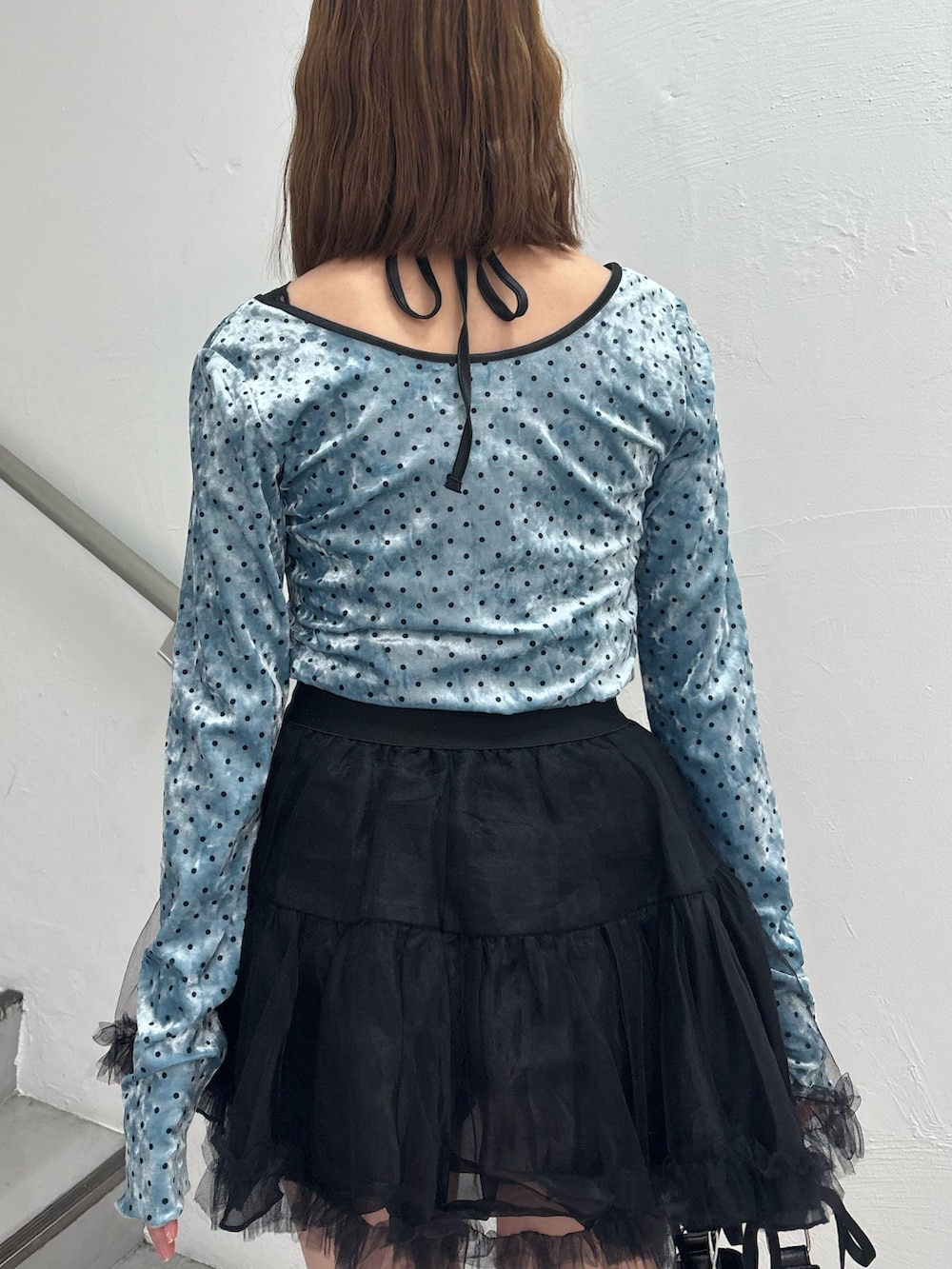 レッド系のスカート、ブルー系のTシャツ/カットソー、ブラック系のローファーを着用したレディースの冬コーディネートの7枚目の写真