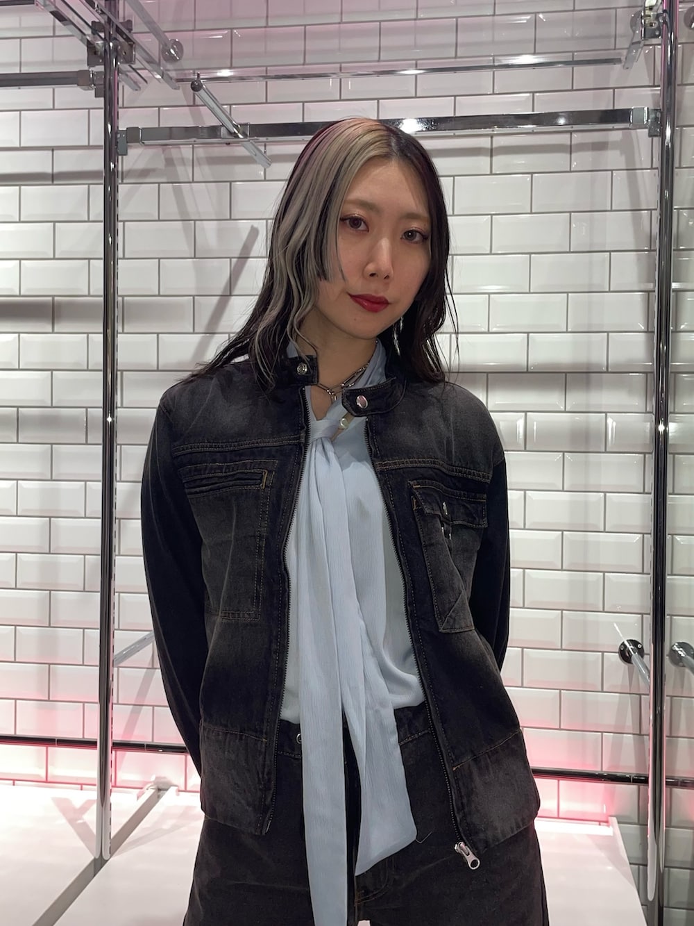 ブラック系のデニムパンツ、ブルー系のシャツ/ブラウス、ブラック系のデニムジャケットを着用したレディースの冬コーディネートの4枚目の写真