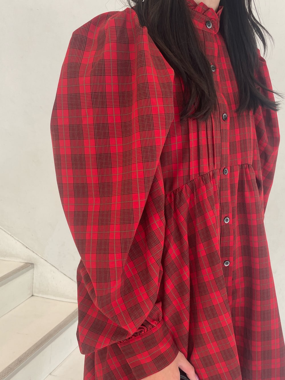 「jouetie、jouetiefashionista、jouetie_ootd、jouetieコーデ、ジュエティ、ジュエティ(jouetie)、ジュエティコーデ、チェック、FRUITS ZIPPER、ブーツ、赤チェック、赤チェックワンピース、秋コーデ、デートコーデ」｜「jouetieのライダースハンドBAG（ハンドバッグ、ブラック系）」を使った、RINOさん（レディース・156cm）の秋コーディネートの8枚目の写真