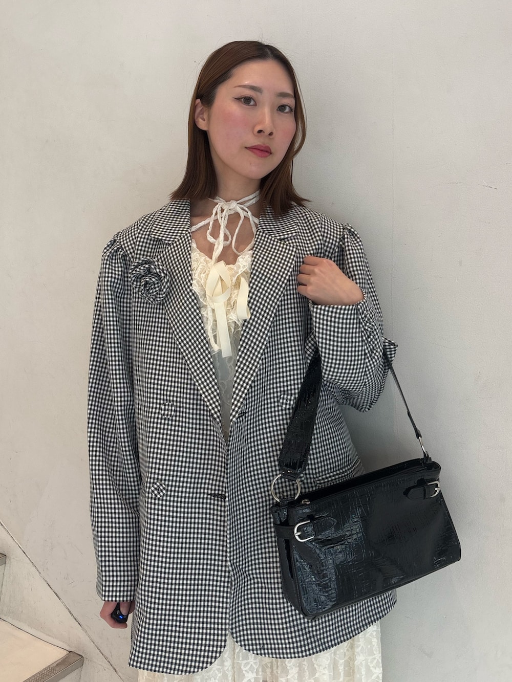 その他のテーラードジャケット、ホワイト系のワンピース、ブラック系のローファーを着用したレディースの冬コーディネートの5枚目の写真