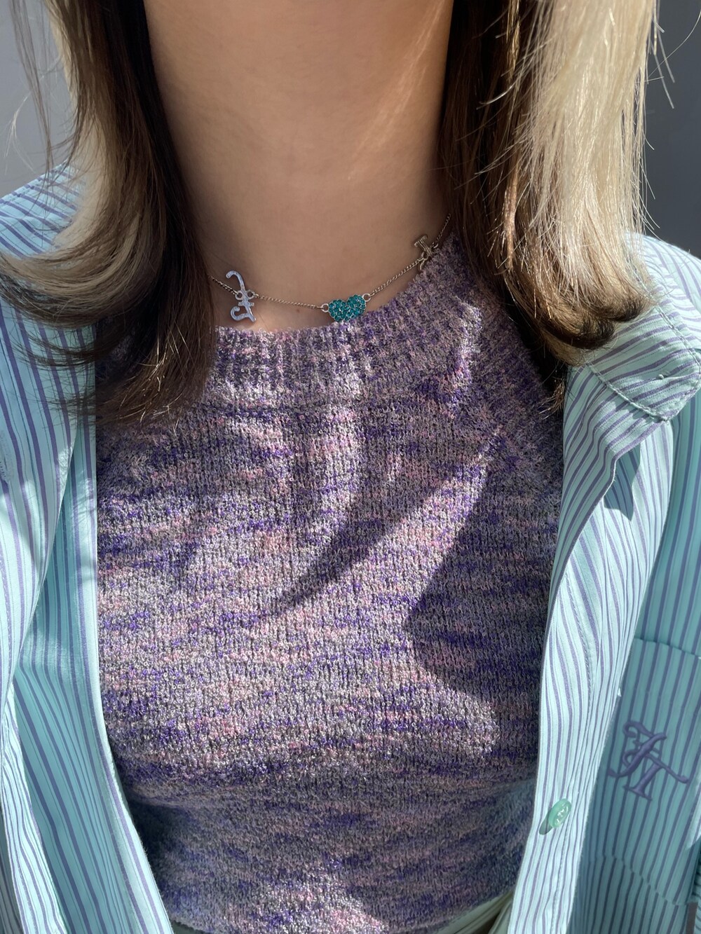 ホワイト系のその他パンツ、パープル系のタンクトップ、ブルー系のシャツ/ブラウスを着用したレディースの春コーディネートの8枚目の写真