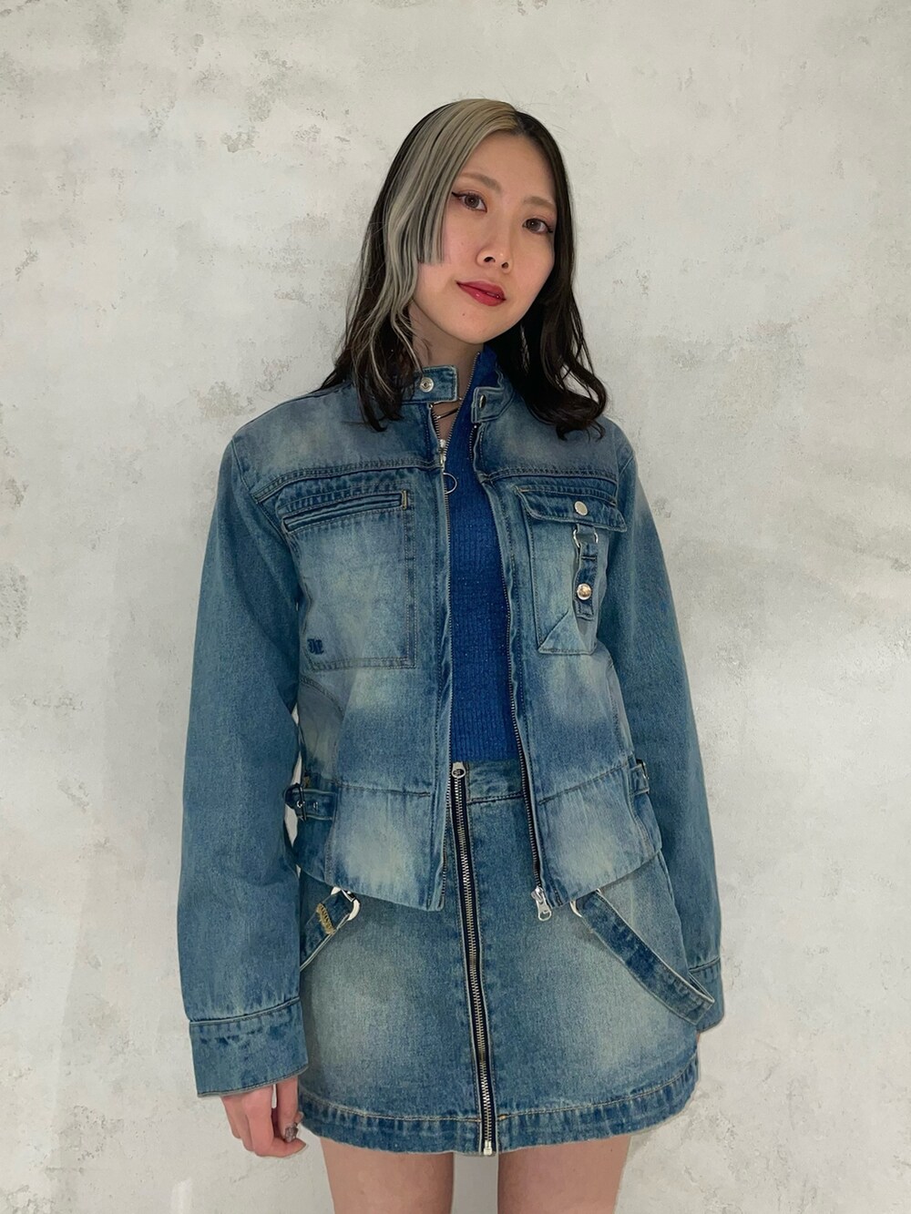 ブルー系のデニムスカート、ブルー系のニット/セーター、ブルー系のデニムジャケットを着用したレディースの冬コーディネートの4枚目の写真