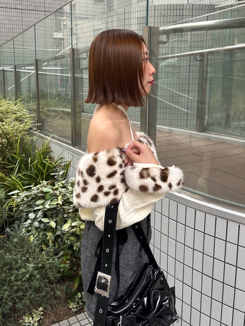 グレー系のその他パンツ、ホワイト系のニット/セーター、ブラック系のショルダーバッグを着用したレディースの秋コーディネートの6枚目の写真