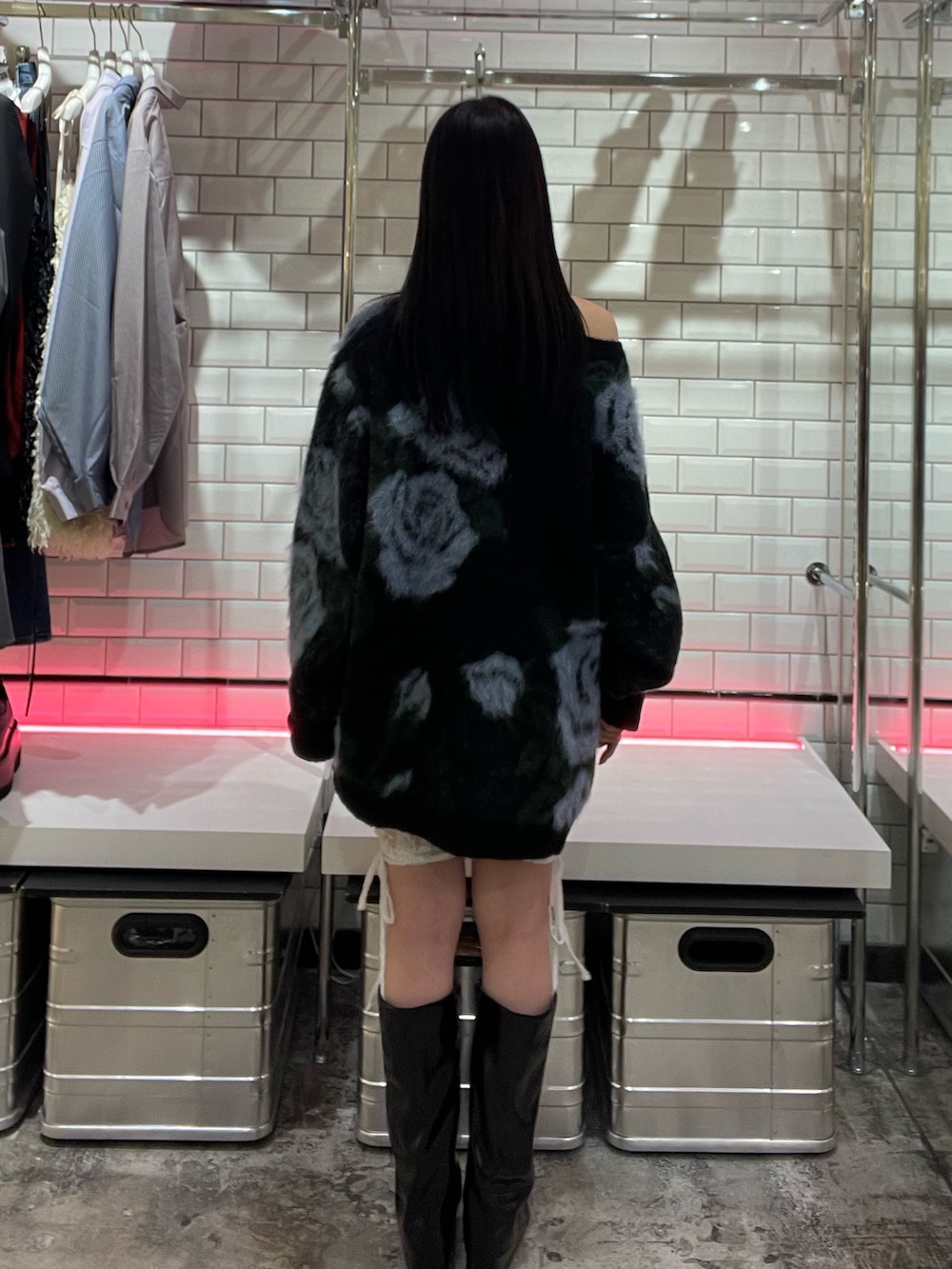 ブラック系のニット/セーター、ホワイト系のその他パンツ、ブラック系のブーツを着用したレディースの秋コーディネートの4枚目の写真