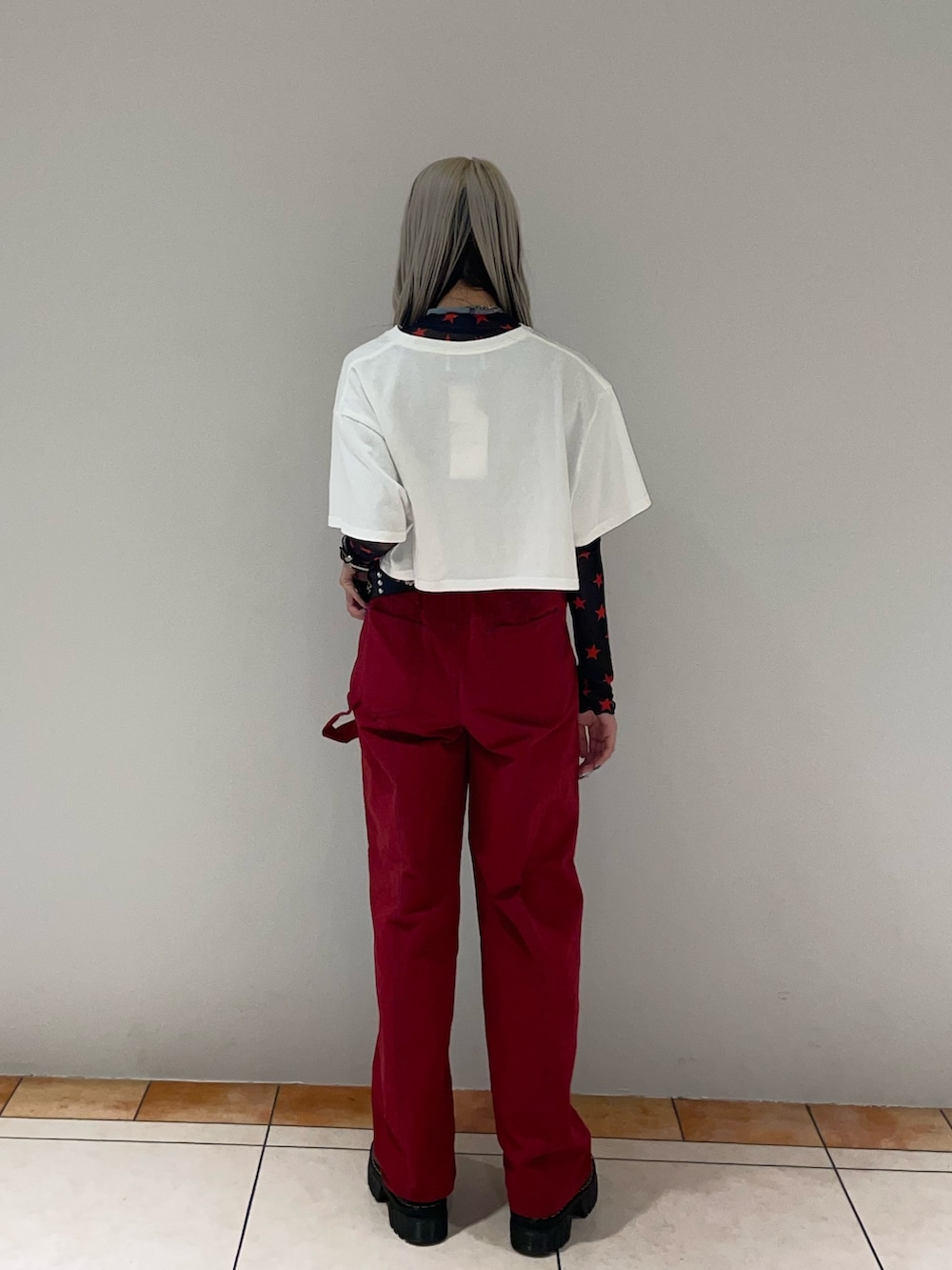 レッド系のその他パンツ、ブラック系のTシャツ/カットソー、ホワイト系のTシャツ/カットソーを着用したレディースの夏コーディネートの3枚目の写真