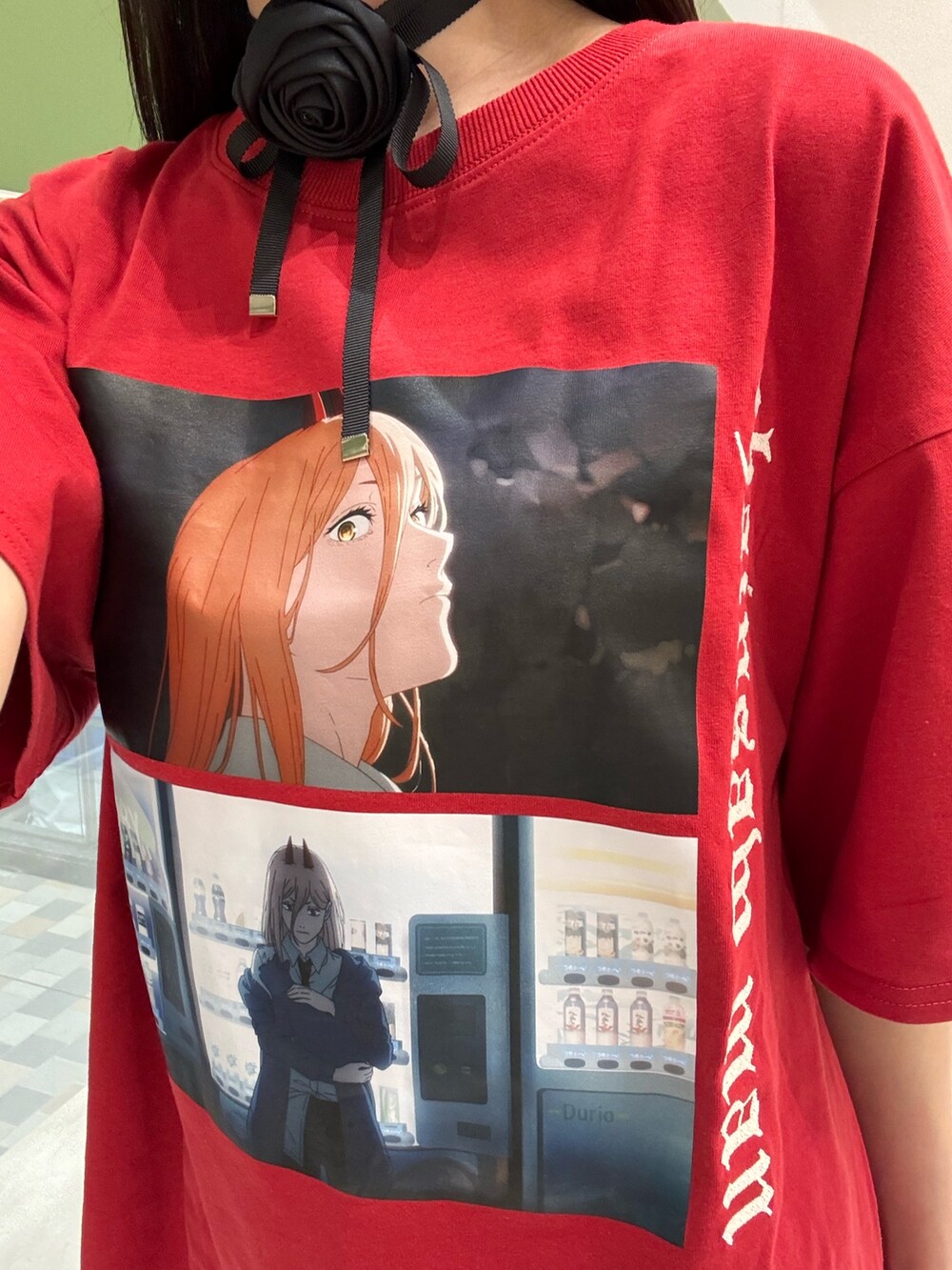 レッド系のTシャツ/カットソー、ホワイト系のスカート、ブラック系のボストンバッグを着用したレディースの春コーディネートの7枚目の写真