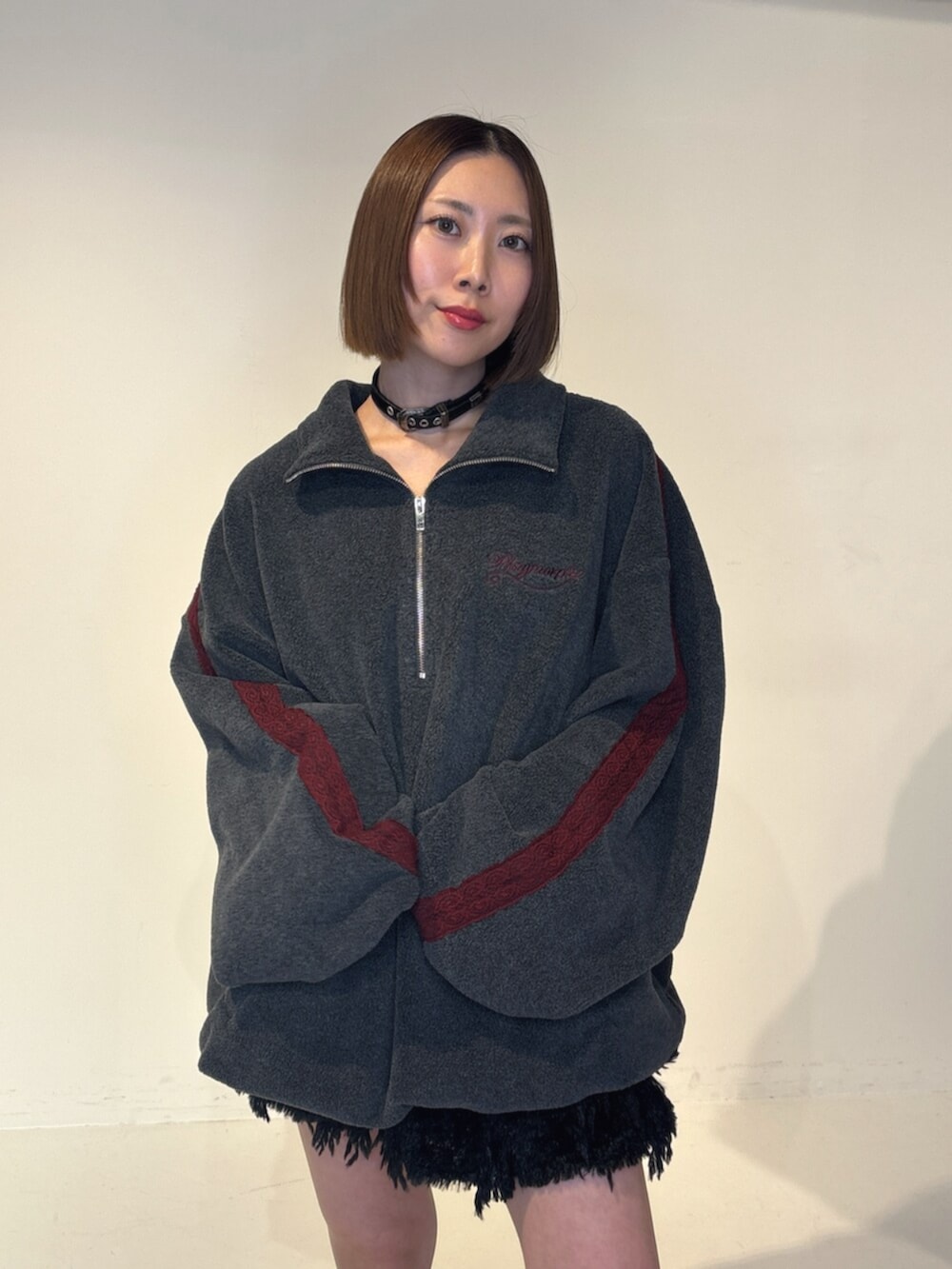 ブラック系のスカート、グレー系のTシャツ/カットソーを着用したレディースの夏コーディネートの5枚目の写真