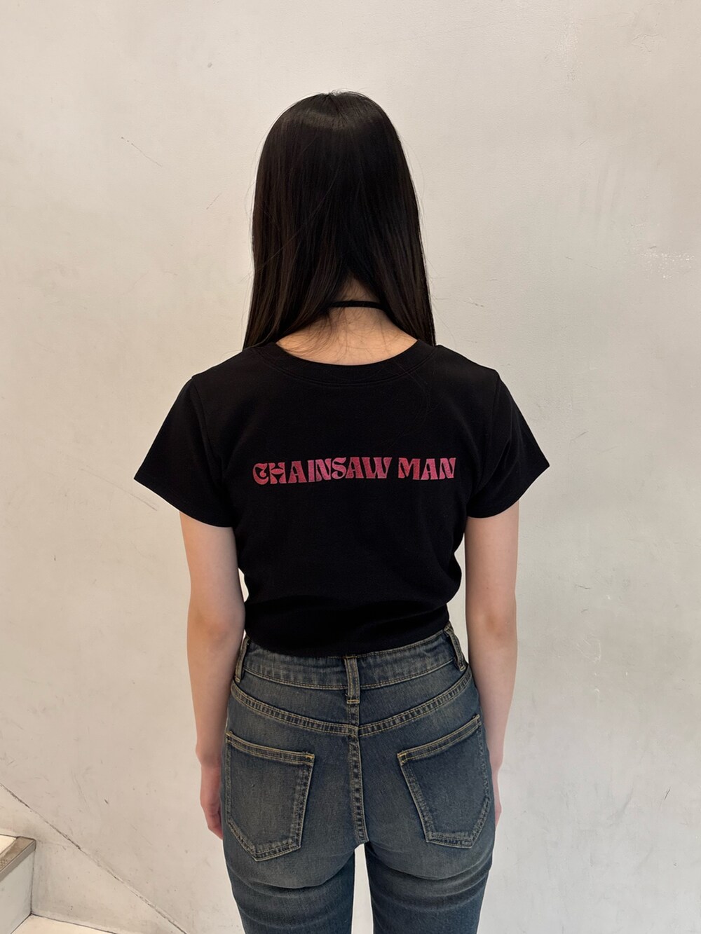 ブルー系のデニムパンツ、ブラック系のTシャツ/カットソー、ブラック系のチョーカーを着用したレディースの春コーディネートの7枚目の写真