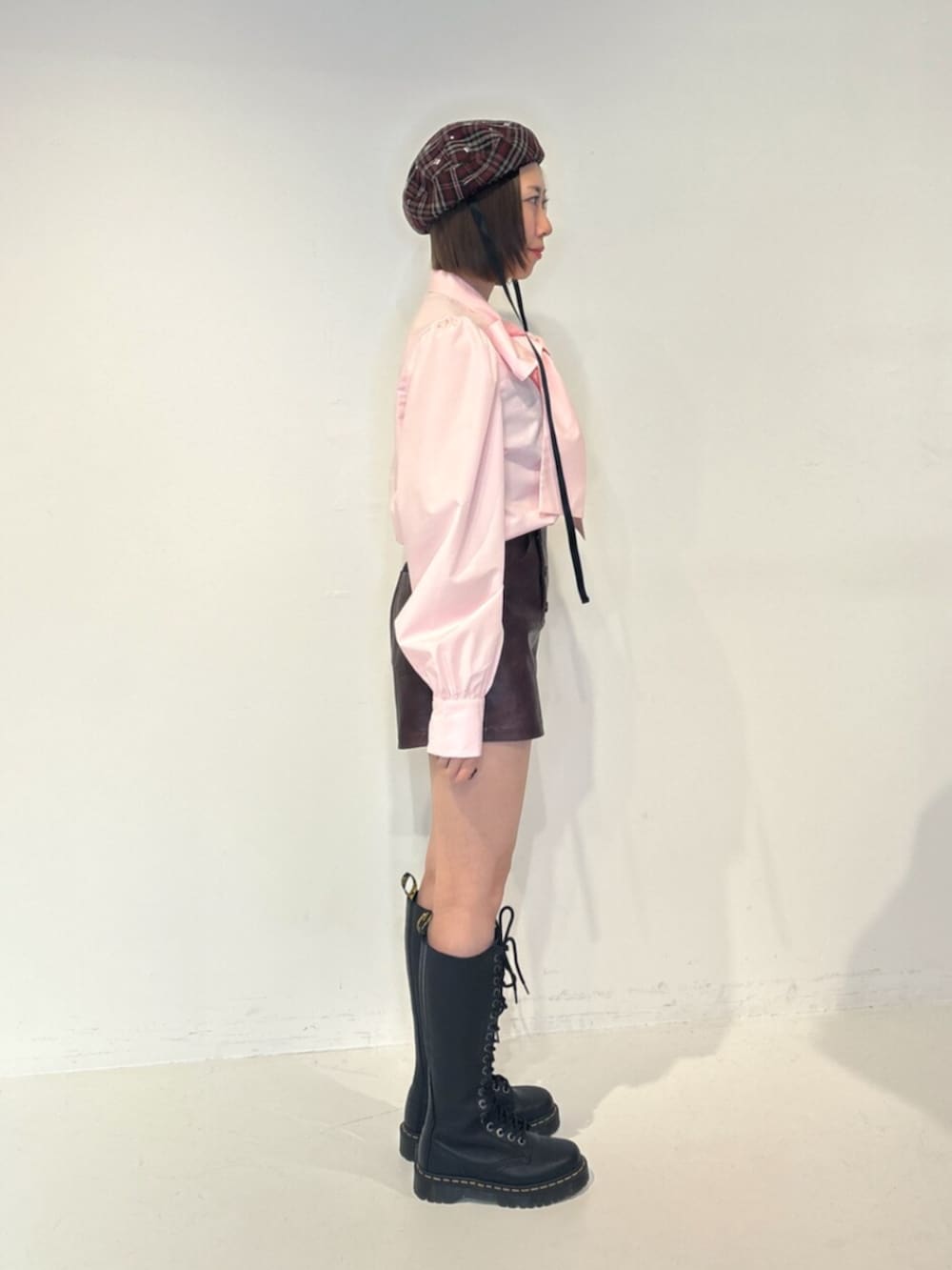 レッド系のその他パンツ、ピンク系のシャツ/ブラウス、レッド系のハンチング/ベレー帽を着用したレディースの夏コーディネートの3枚目の写真