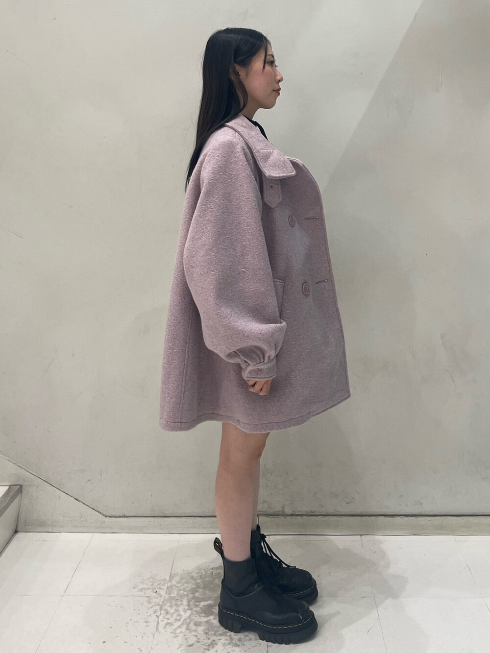 ピンク系のその他アウター、グレー系のワンピース、ブラック系のチョーカーを着用したレディースの秋コーディネートの3枚目の写真