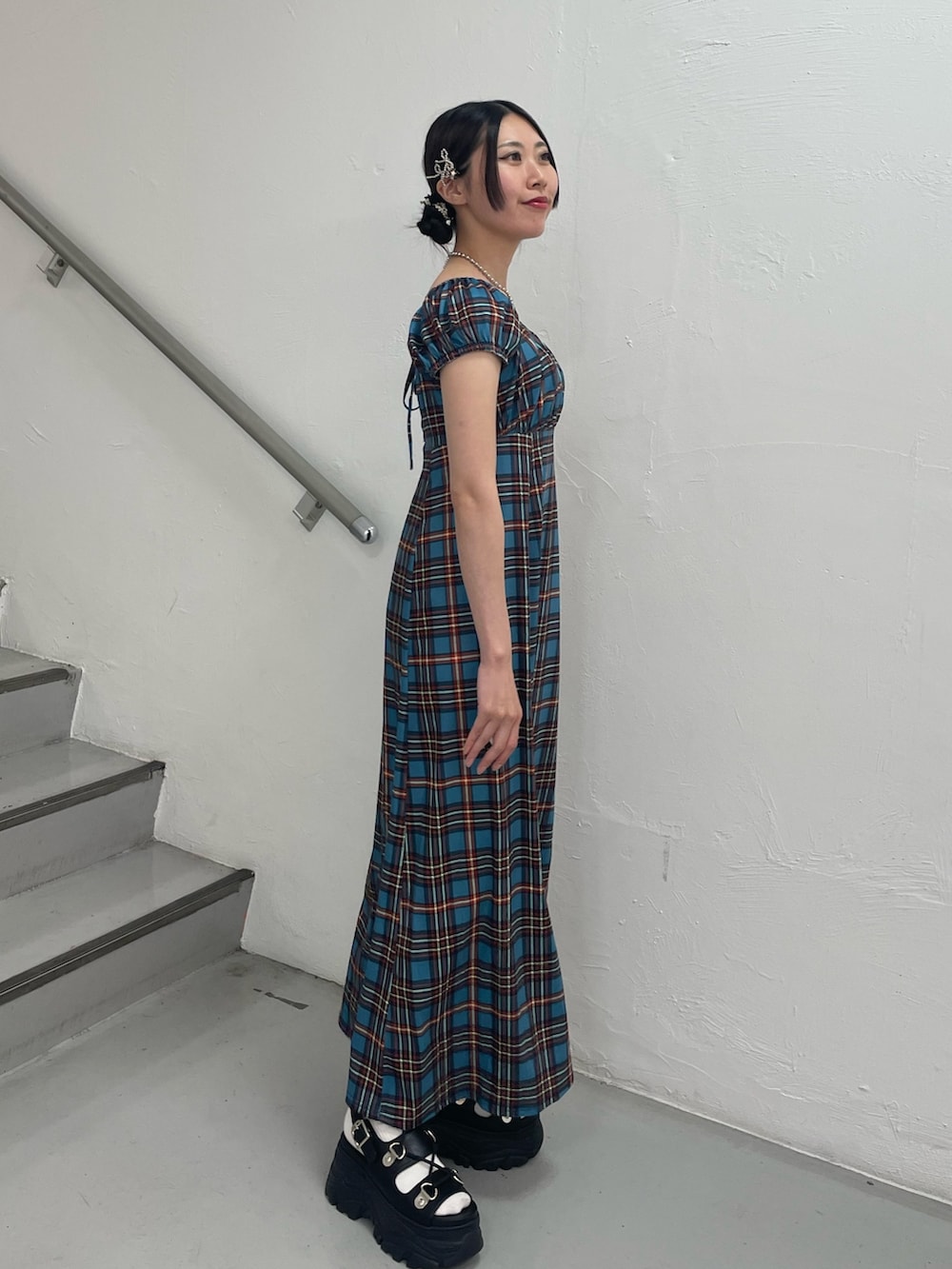 「jouetie、jouetiefashionista、jouetie_ootd、jouetieコーデ、jouetie ワンピース、ジュエティ、ジュエティ(jouetie)、ジュエティワンピース、チェックワンピース、ロングワンピース、レースアップサンダル、夏コーデ、チェック、大人ガーリー、ブルー」｜「jouetieのフレンチスリーブカットワンピース（ワンピース、ブルー系）」を使った、RINOさん（レディース・156cm）の夏コーディネートの3枚目の写真