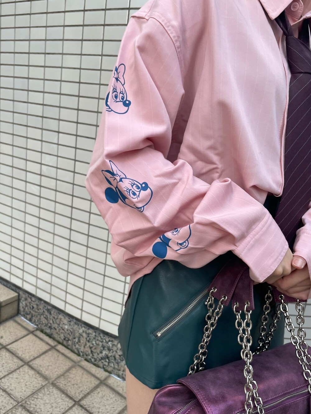 ブルー系のその他パンツ、レッド系のMA-1、レッド系のネクタイを着用したレディースの秋コーディネートの9枚目の写真