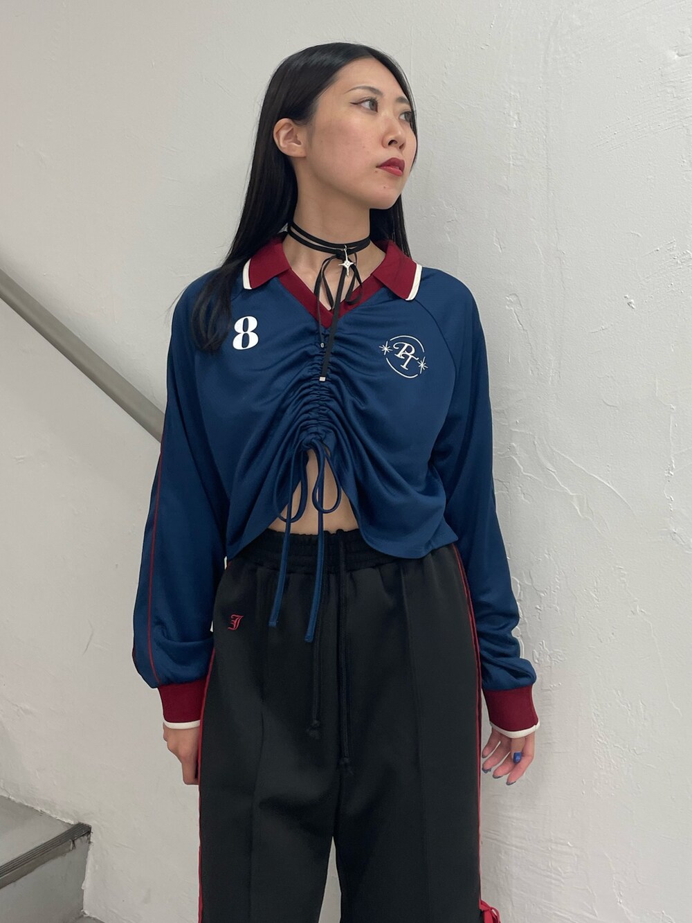 ブラック系のその他パンツ、ブルー系のTシャツ/カットソー、ブラック系のパンプスを着用したレディースの夏コーディネートの7枚目の写真