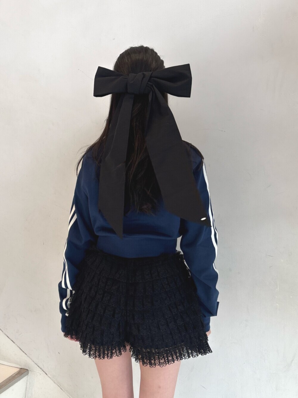 ブラック系のその他パンツ、ブルー系のジャージ、ブラック系のバレッタ/ヘアクリップを着用したレディースの冬コーディネートの8枚目の写真