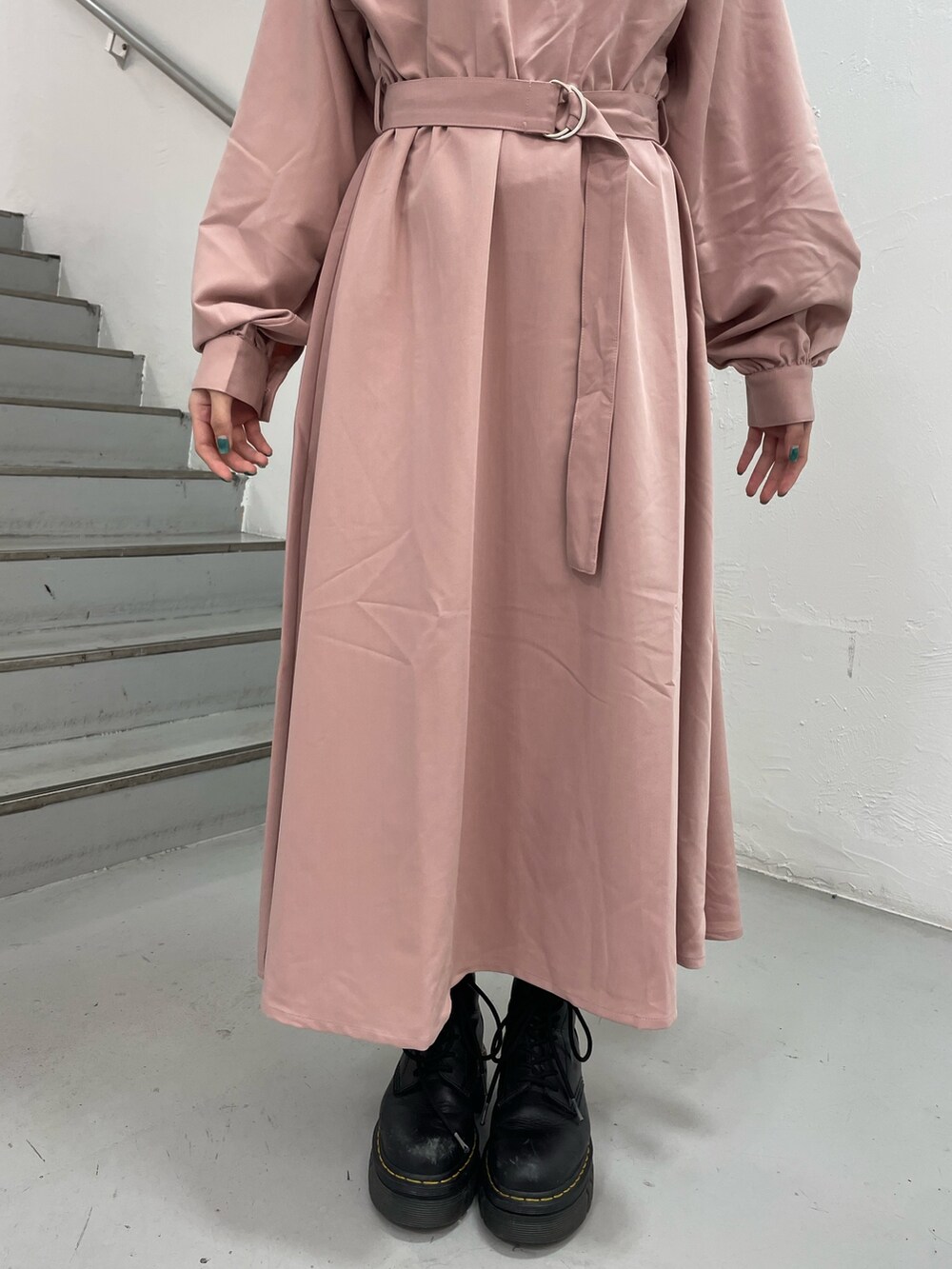 ピンク系のワンピース、シルバー系のネックレスを着用したレディースの冬コーディネートの9枚目の写真