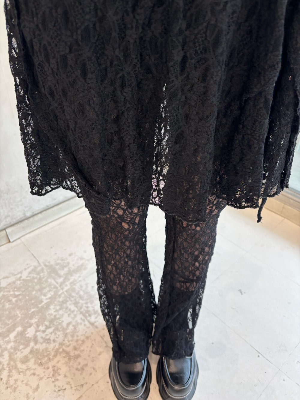 「jouetie、jouetiefashionista、jouetie_ootd、jouetieコーデ、ジュエティ、ジュエティ(jouetie)、ジュエティコーデ、ディズニーシー、ディズニーシーコーデ、ディズニー、ディズニーコーデ、ディズニーランド、トイストーリー、トイストーリーコーデ」｜「jouetieのラップレイヤードレースパンツ（その他パンツ、ブラック系）」を使った、RINOさん（骨格ウェーブ・レディース・156cm）の春コーディネートの8枚目の写真