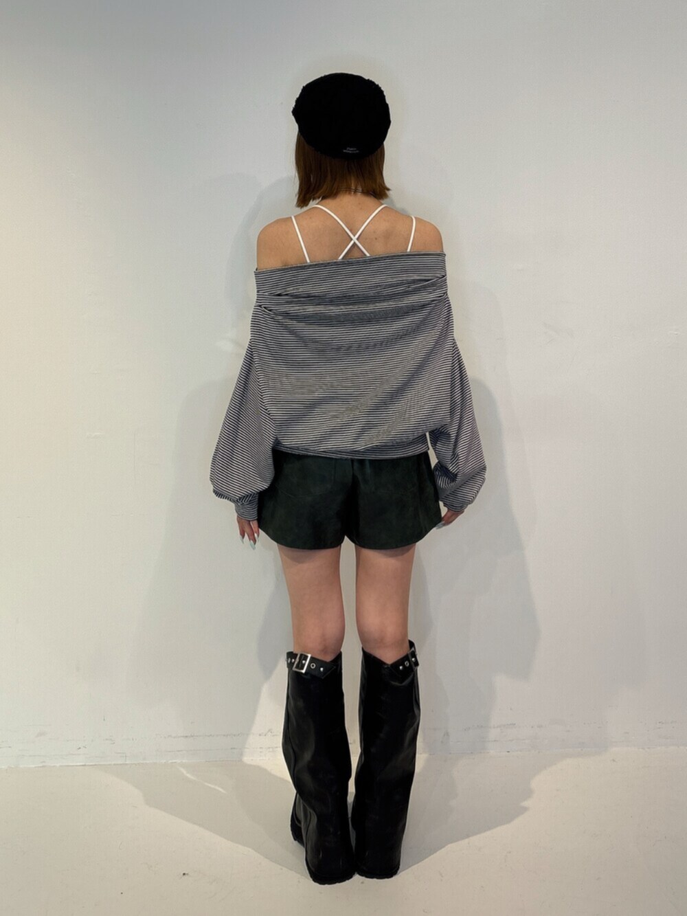 ブラック系のブーツ、ブラック系のTシャツ/カットソー、ブラック系のその他パンツを着用したレディースの夏コーディネートの4枚目の写真