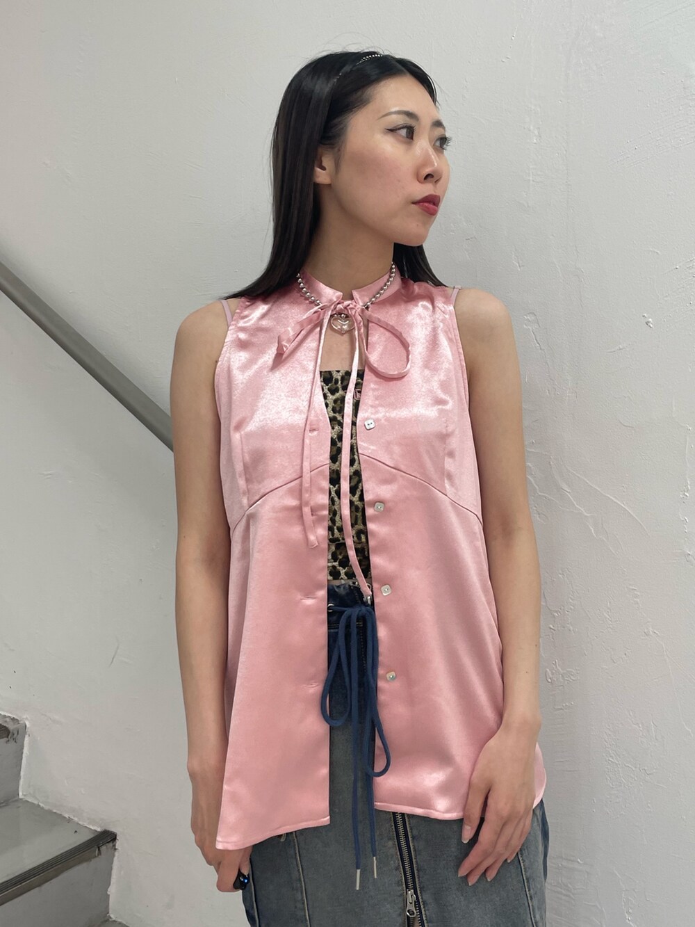 ブルー系のデニムスカート、ブラウン系のキャミソール、ピンク系のシャツ/ブラウスを着用したレディースの夏コーディネートの6枚目の写真