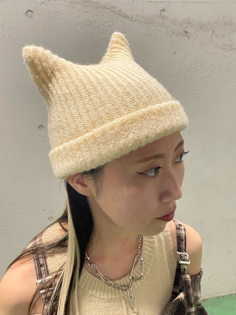 ホワイト系のワンピース、ブラウン系のシャツ/ブラウス、ブラック系のブーツを着用したレディースの秋コーディネートの9枚目の写真