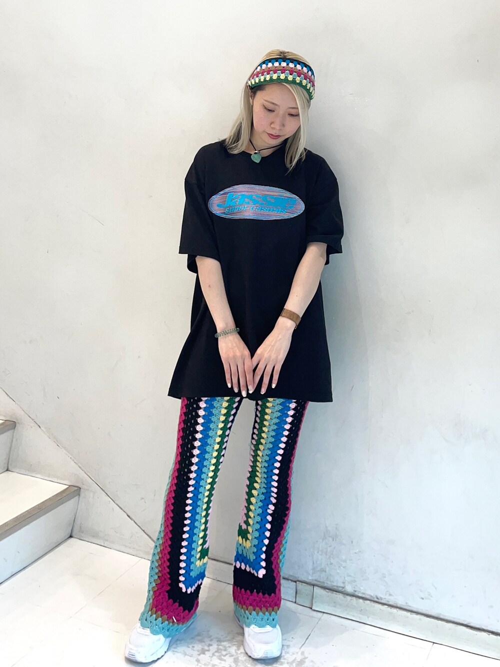 ブラック系のTシャツ/カットソー、ブラック系のその他パンツ、ブラック系のヘアバンドを着用したレディースの春コーディネートの3枚目の写真