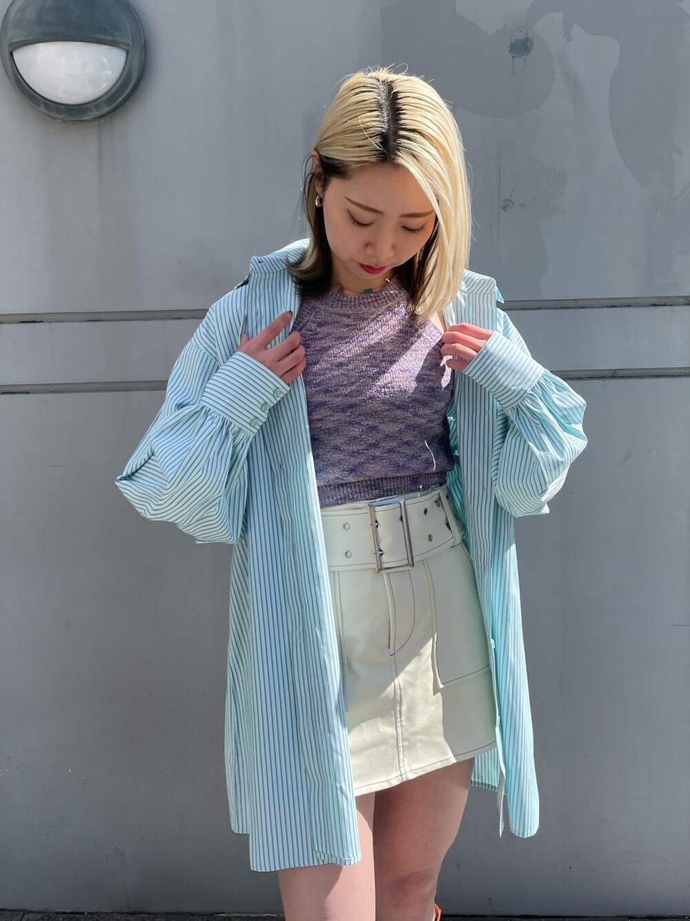 ホワイト系のその他パンツ、パープル系のタンクトップ、ブルー系のシャツ/ブラウスを着用したレディースの春コーディネートの6枚目の写真