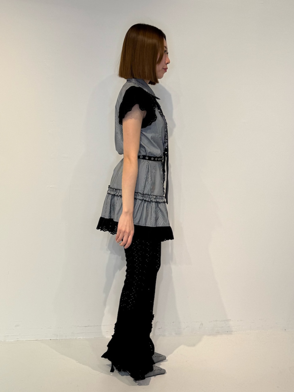 ブラック系のシャツ/ブラウス、グレー系のネクタイ、ブラック系のその他パンツを着用したレディースの春コーディネートの3枚目の写真