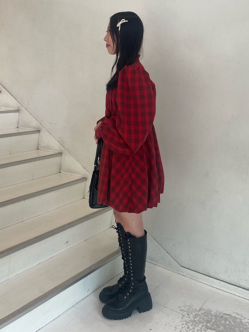 「jouetie、jouetiefashionista、jouetie_ootd、jouetieコーデ、ジュエティ、ジュエティ(jouetie)、ジュエティコーデ、チェック、FRUITS ZIPPER、ブーツ、赤チェック、赤チェックワンピース、秋コーデ、デートコーデ」｜「jouetieのライダースハンドBAG（ハンドバッグ、ブラック系）」を使った、RINOさん（レディース・156cm）の秋コーディネートの3枚目の写真